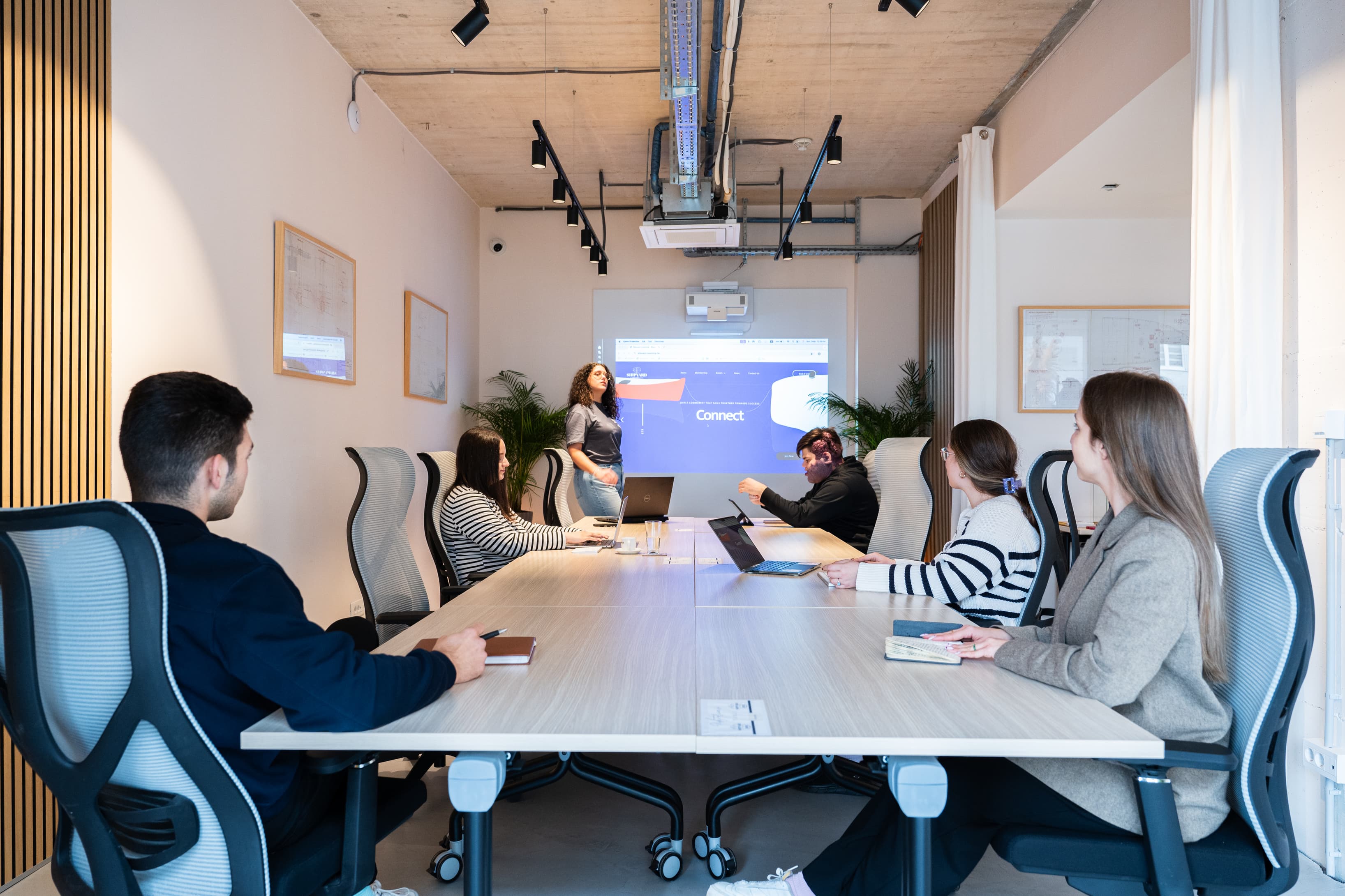 Spacious meeting room equipped for team presentations and workshops.
