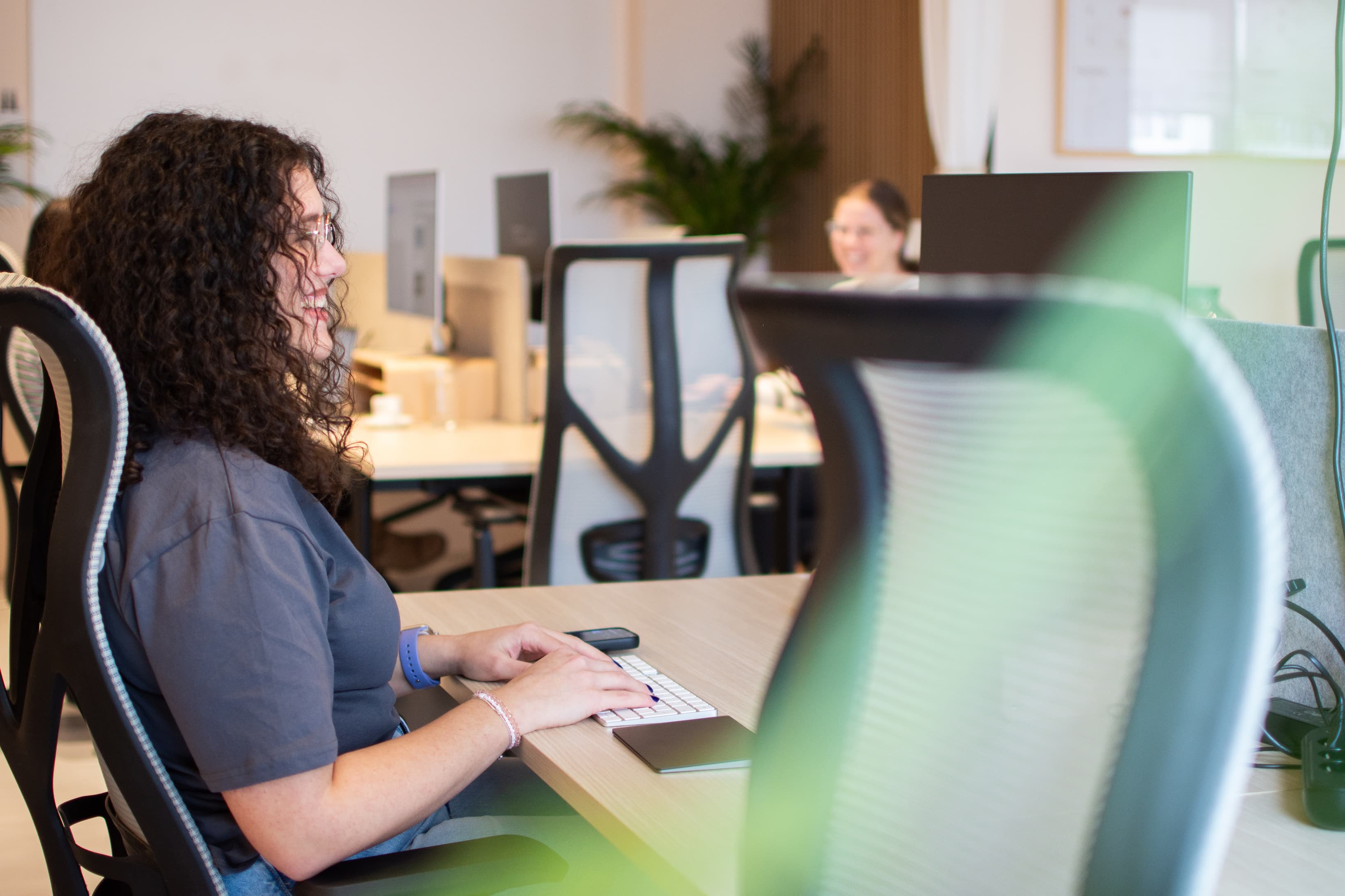 Cozy workstations with plenty of natural light, ideal for freelancers and entrepreneurs.
