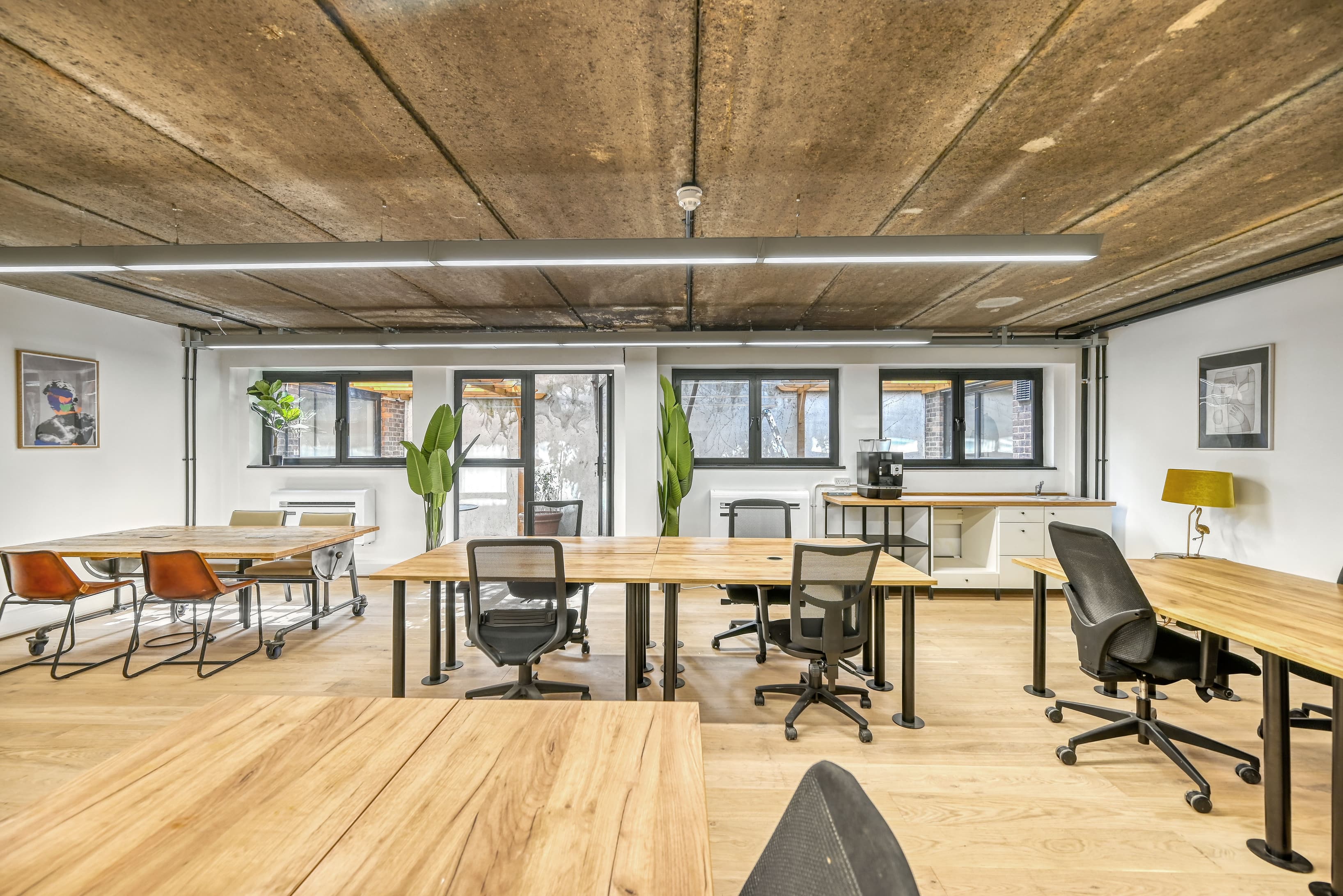 Office suite 4 with customisable furniture