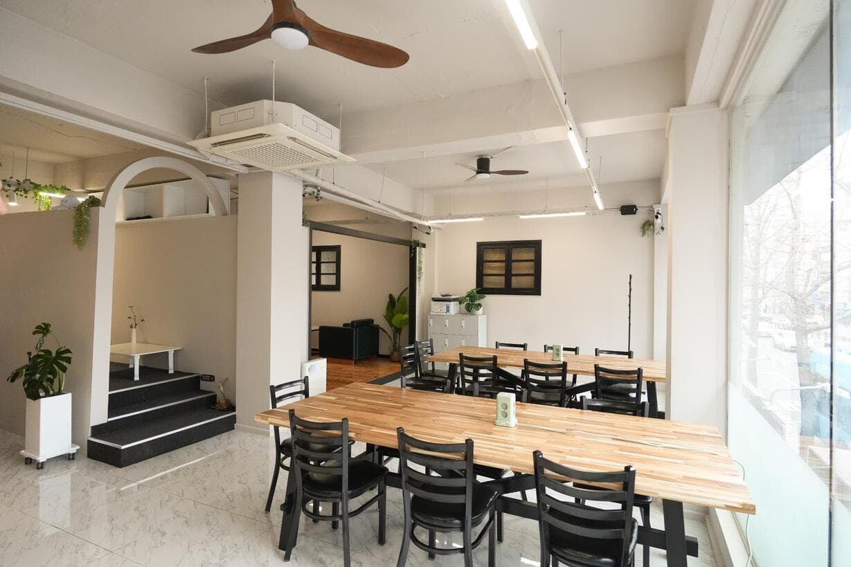 Cafe and lounge for collaborative work sessions Cafe and lounge for collaborative work sessions