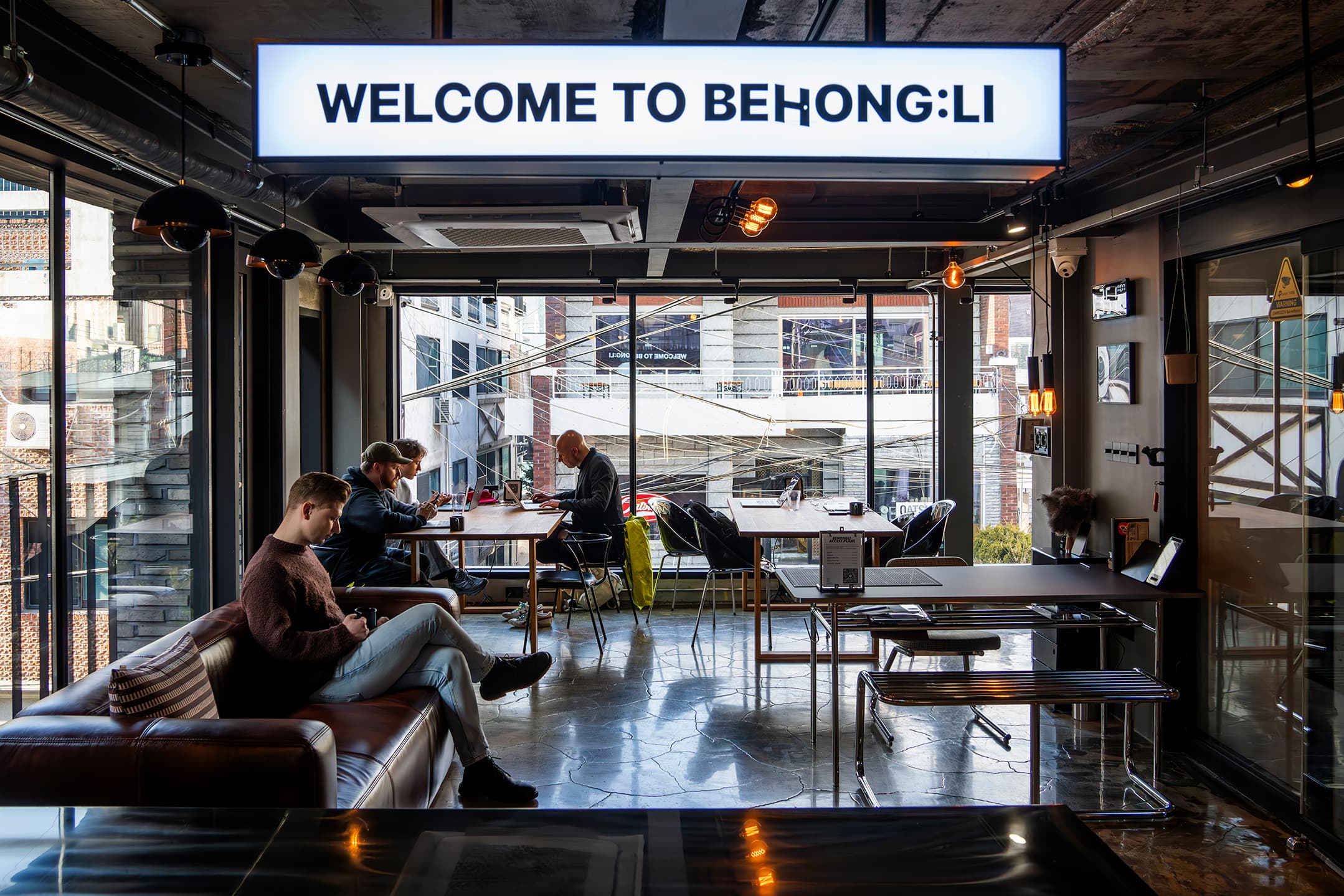 An inviting lounge that makes working and mingling feel natural. An inviting lounge that makes working and mingling feel natural.