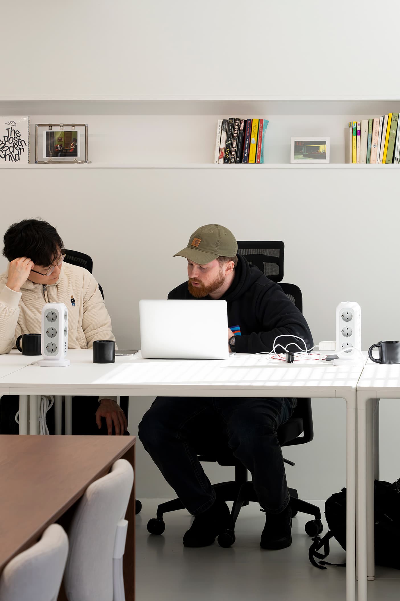 Simple and quiet workspace for focused work sessions. Simple and quiet workspace for focused work sessions.