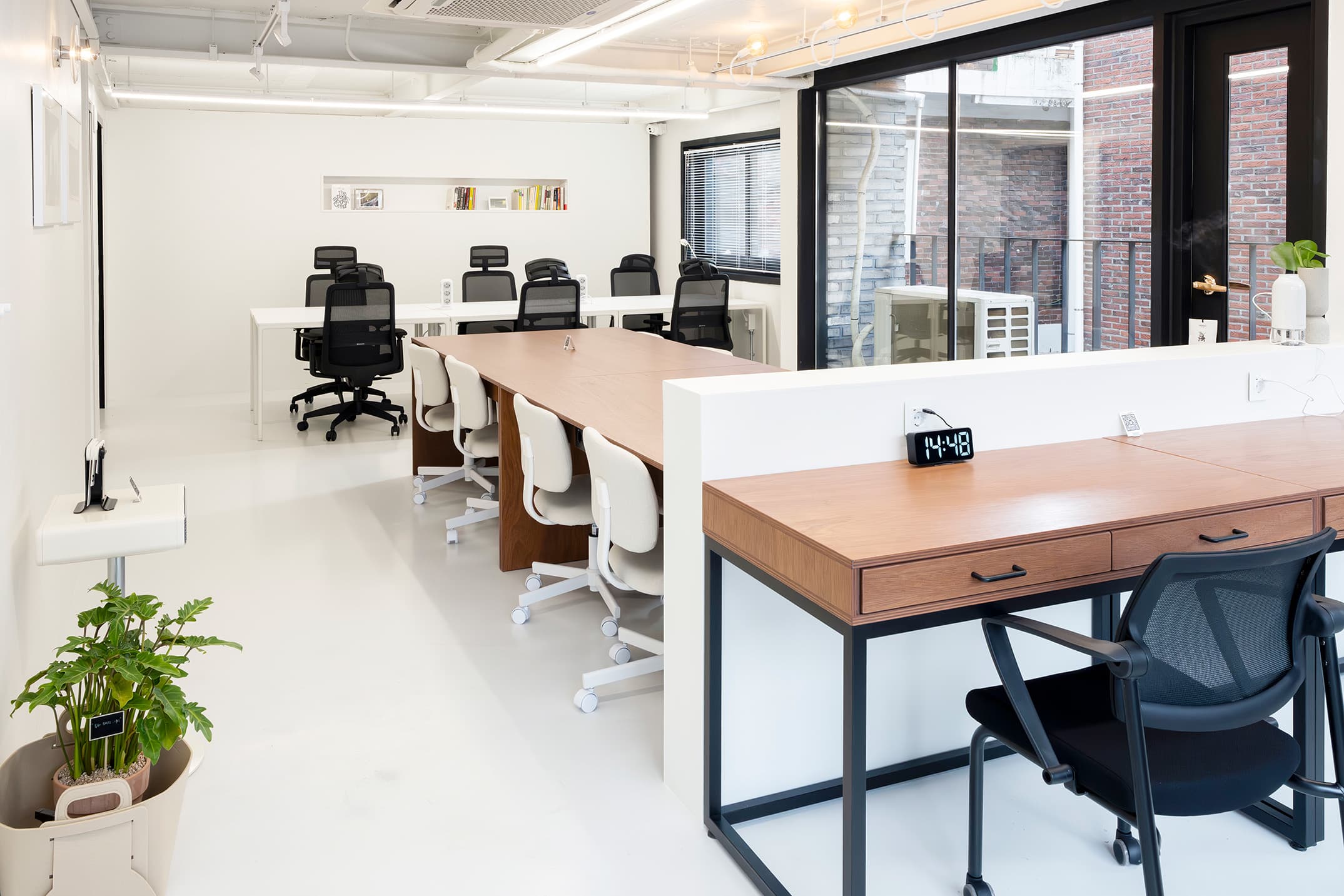 Bright and minimal workspace designed for ultimate focus. Bright and minimal workspace designed for ultimate focus.