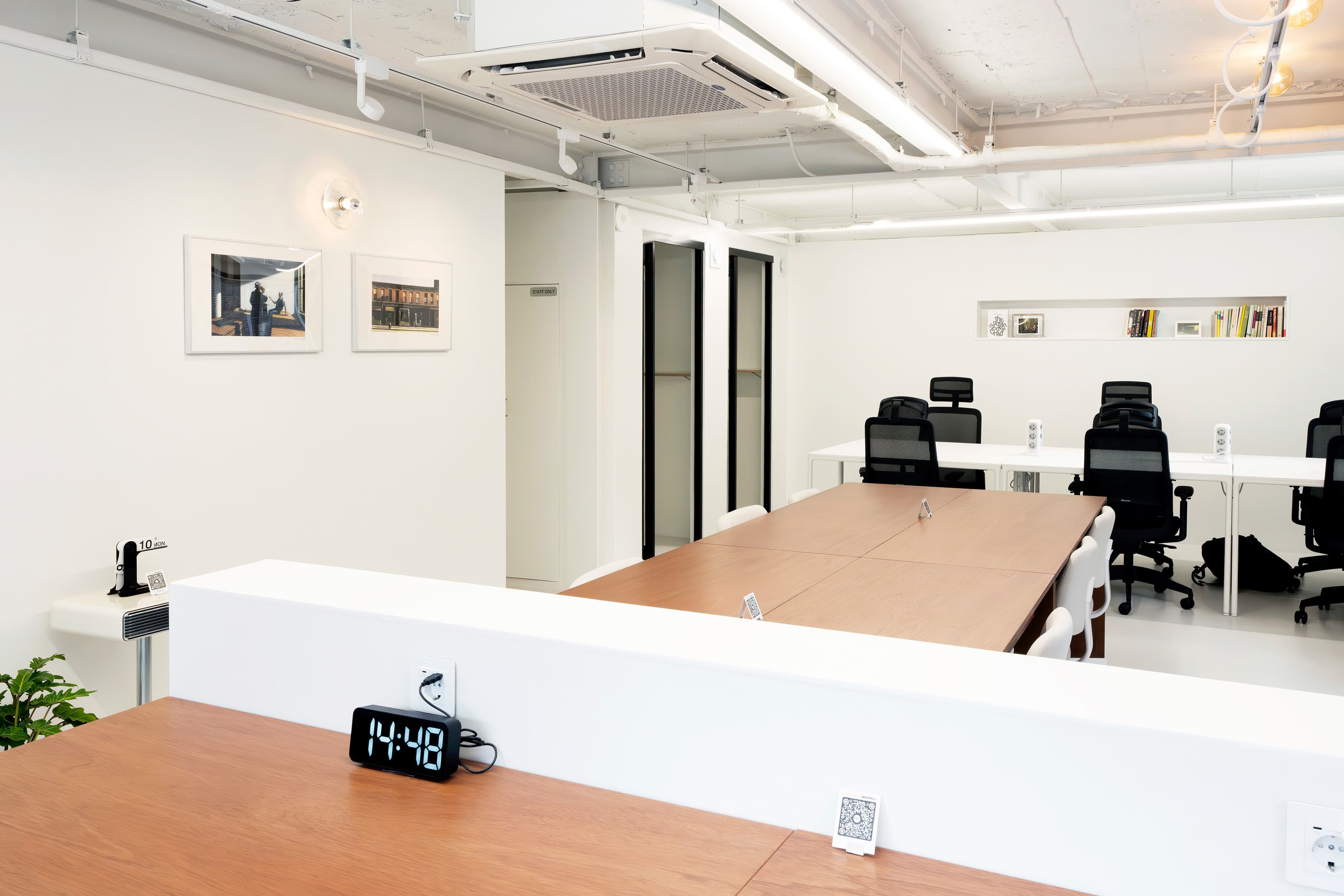 Soundproof phone booths and a variety of desks for every work style. Soundproof phone booths and a variety of desks for every work style.