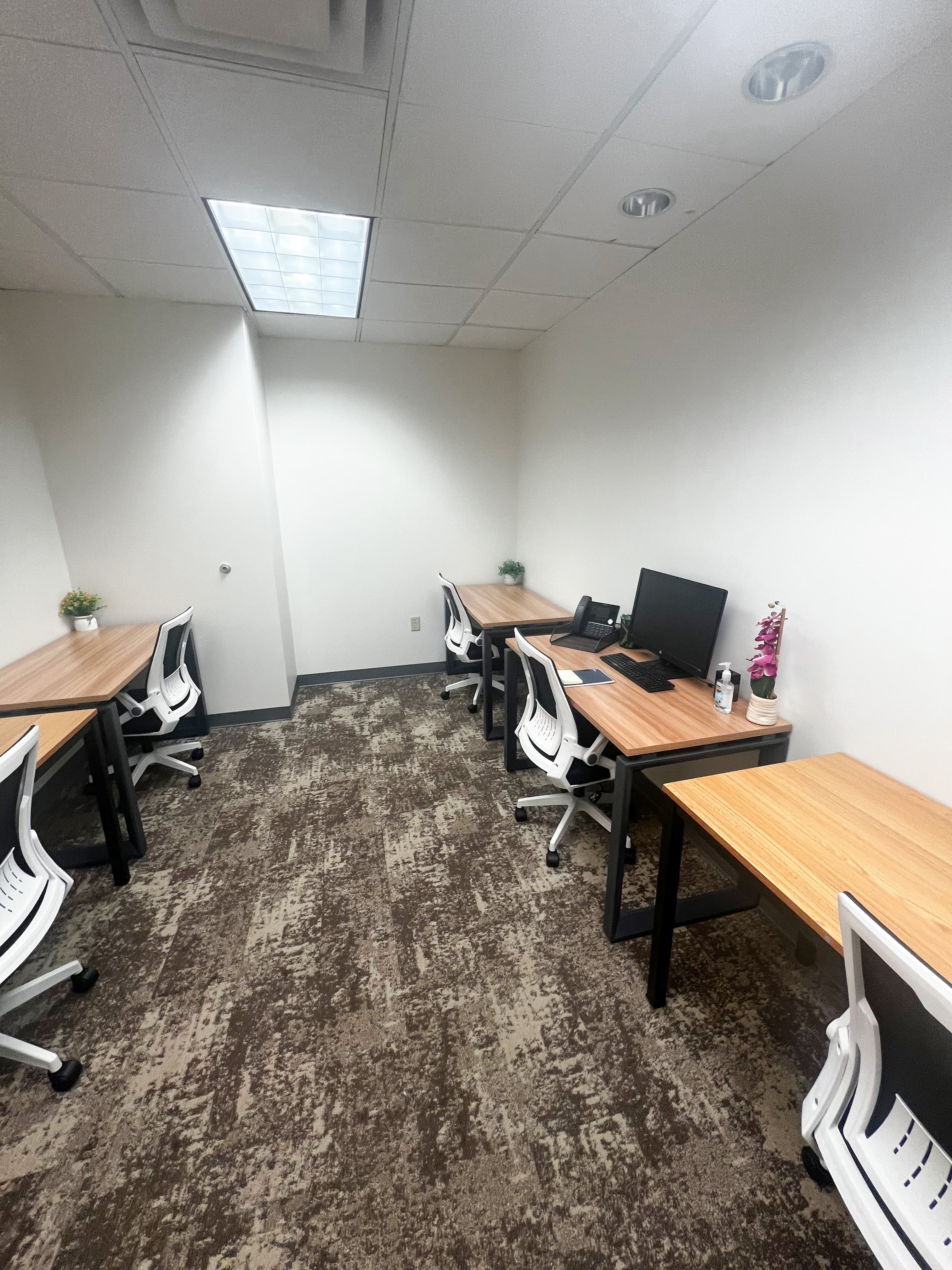 Collaborative office space with multiple desks and a comfortable layout for productivity. Collaborative office space with multiple desks and a comfortable layout for productivity.