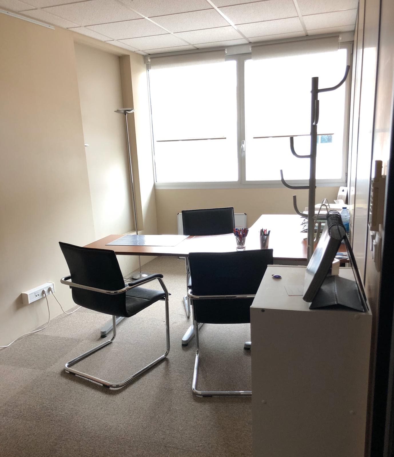 Espace de réunion privatif avec table et chaises, lumière naturelle Espace de réunion privatif avec table et chaises, lumière naturelle