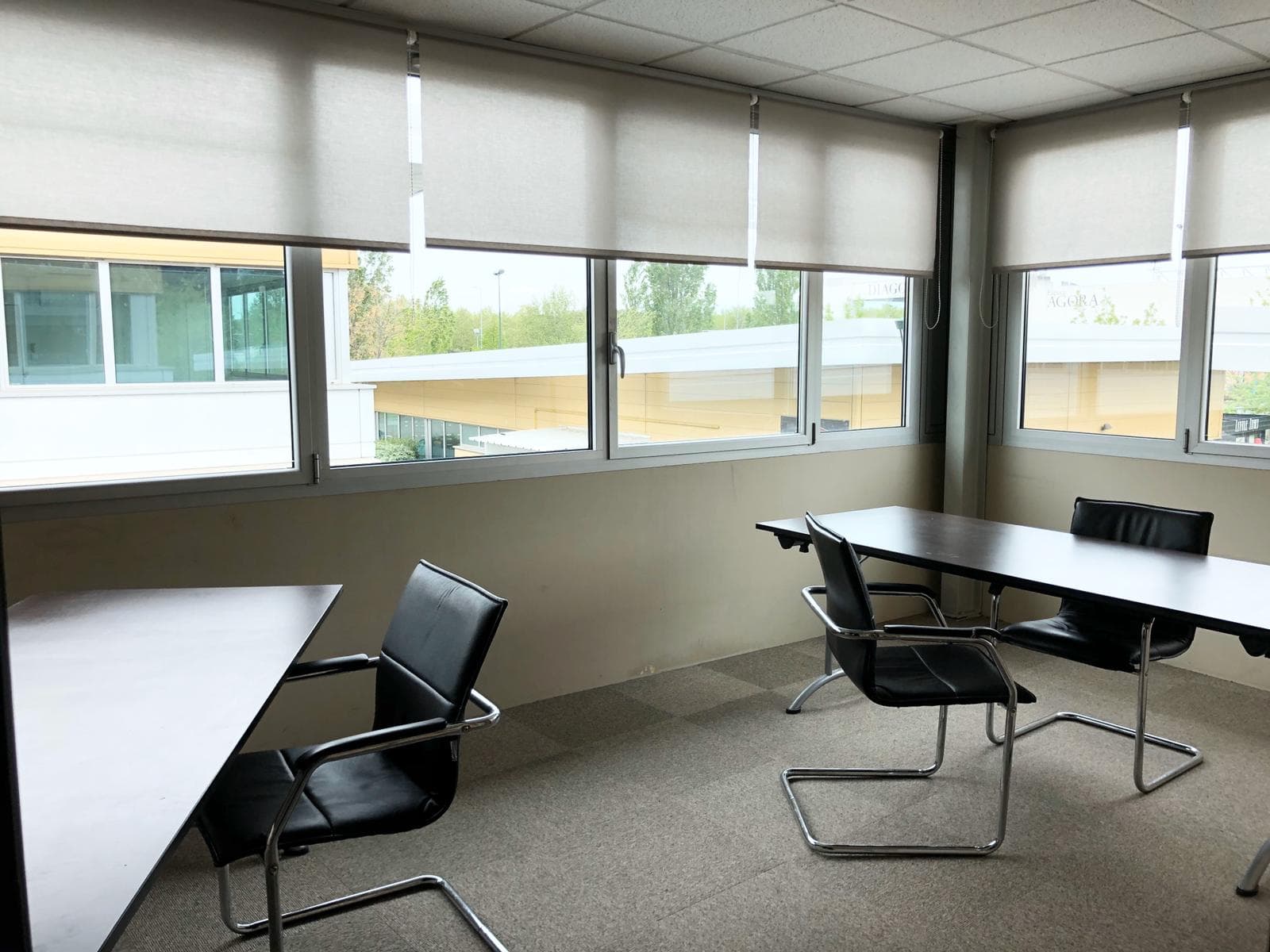 Salle de réunion lumineuse avec grande table de travail Salle de réunion lumineuse avec grande table de travail