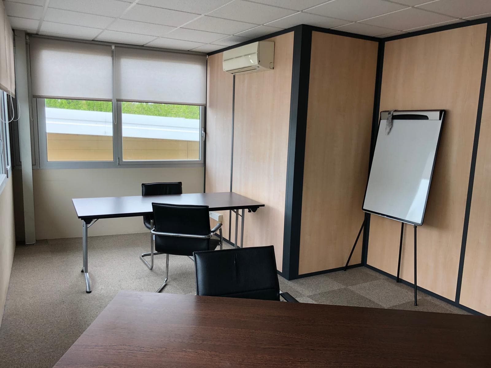 Bureau équipé avec paperboard et espace de travail collaboratif Bureau équipé avec paperboard et espace de travail collaboratif