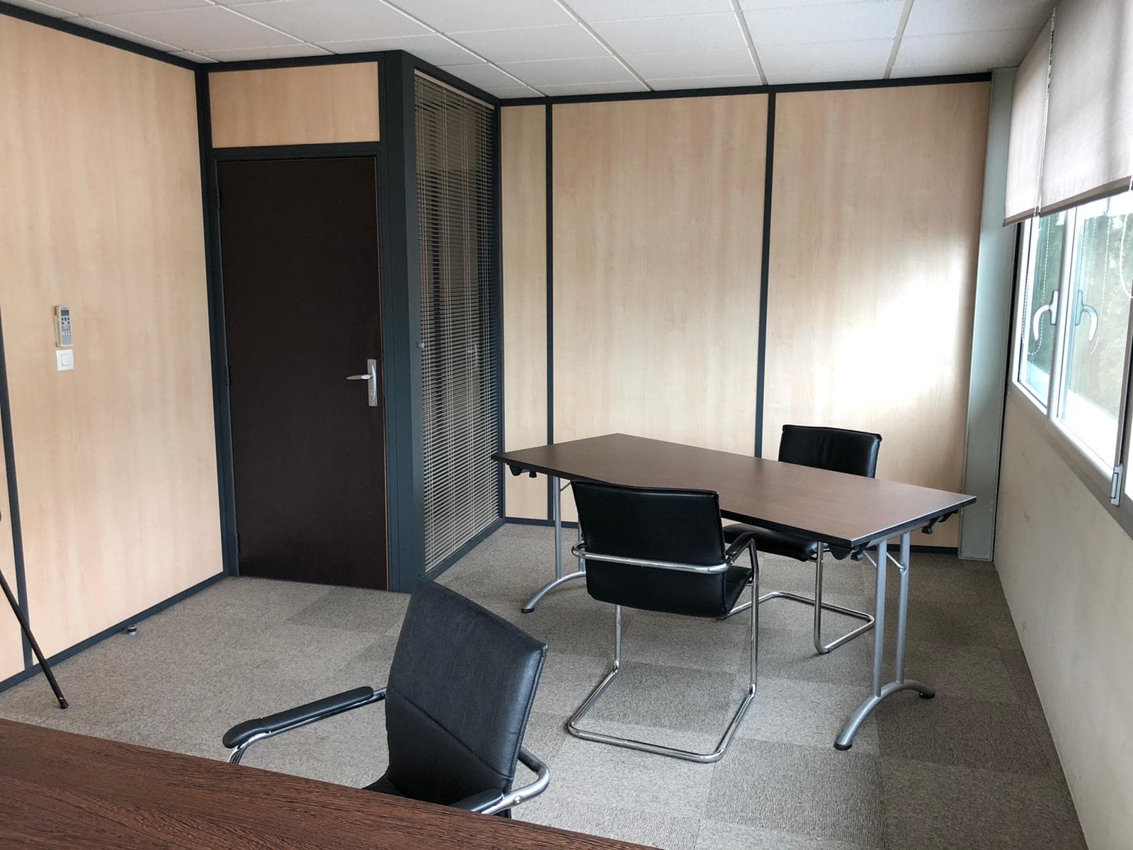 Espace de travail privatif avec mobilier professionnel Espace de travail privatif avec mobilier professionnel