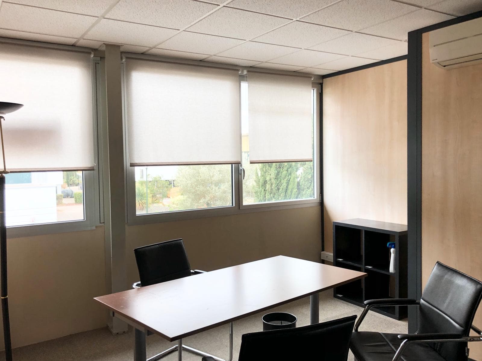 Grande salle de réunion avec table modulable pour 6 à 8 personnes Grande salle de réunion avec table modulable pour 6 à 8 personnes