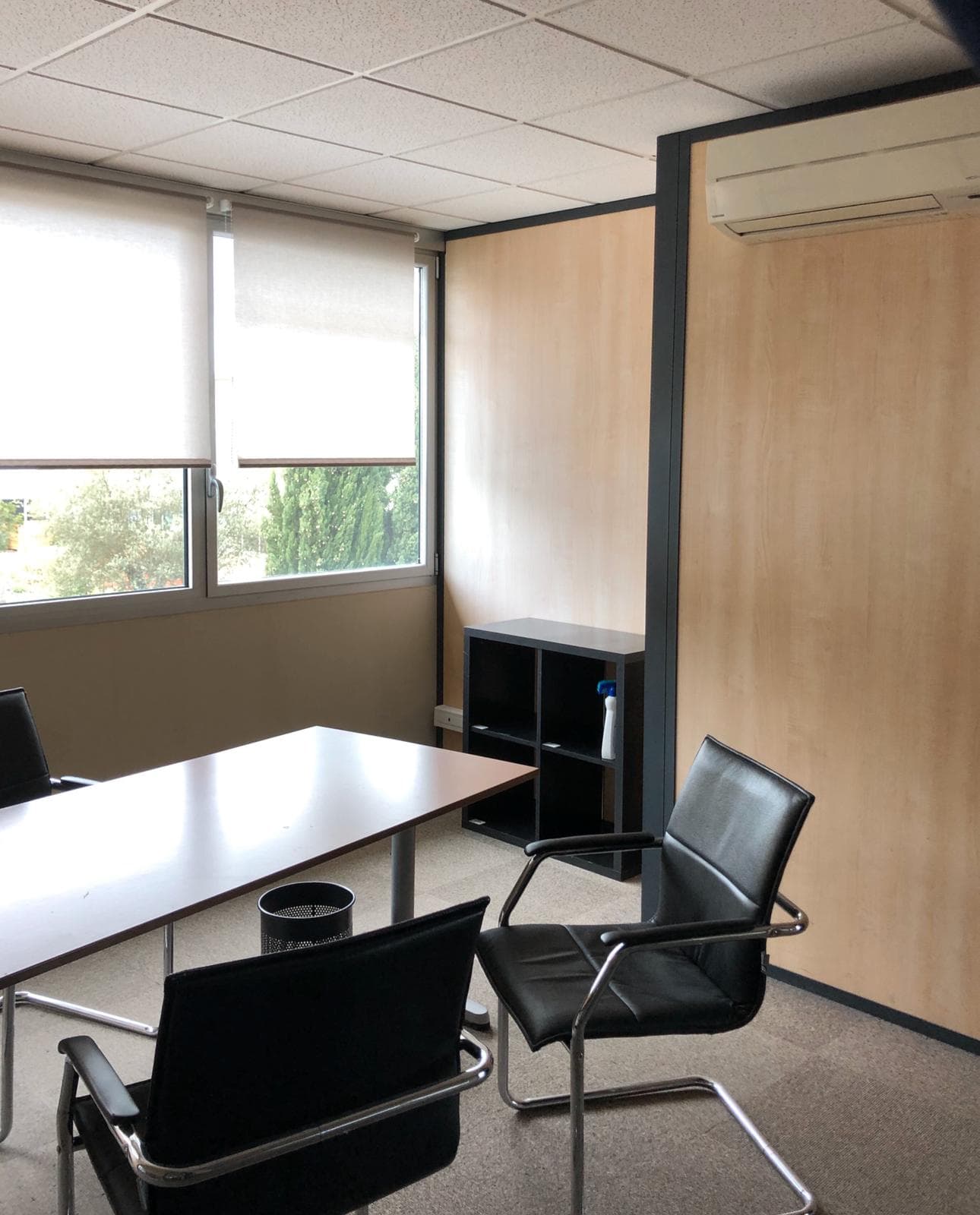 Salle de réunion avec rangements intégrés et éclairage naturel Salle de réunion avec rangements intégrés et éclairage naturel