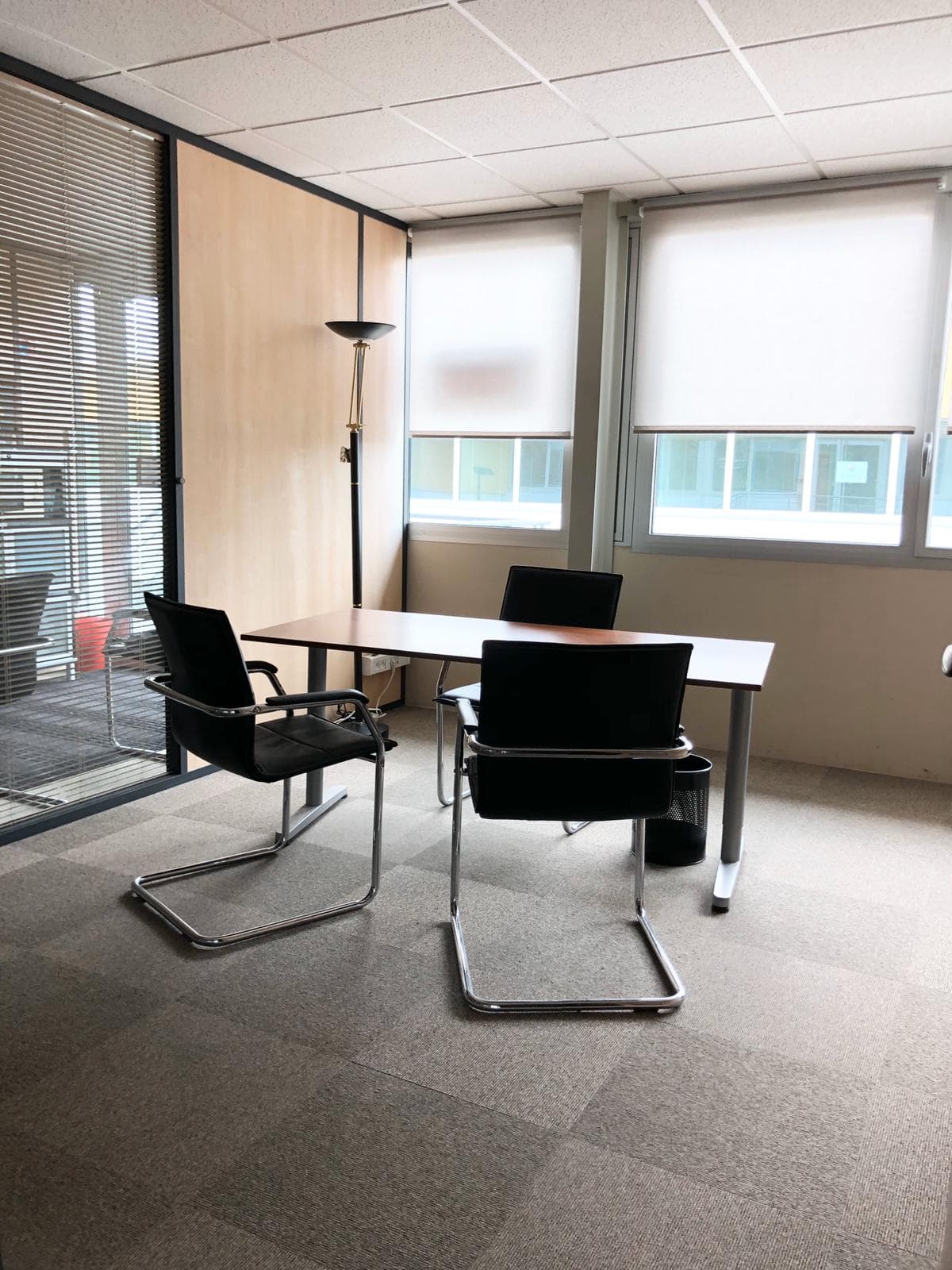 Bureau lumineux avec espace de rangement et fauteuils confortables Bureau lumineux avec espace de rangement et fauteuils confortables