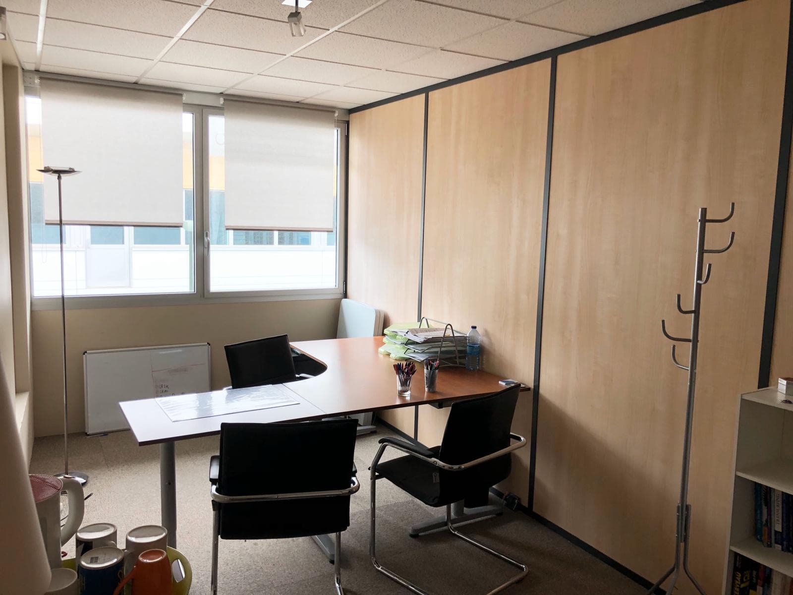 Espace de travail équipé avec bureau et rangements pratiques Espace de travail équipé avec bureau et rangements pratiques