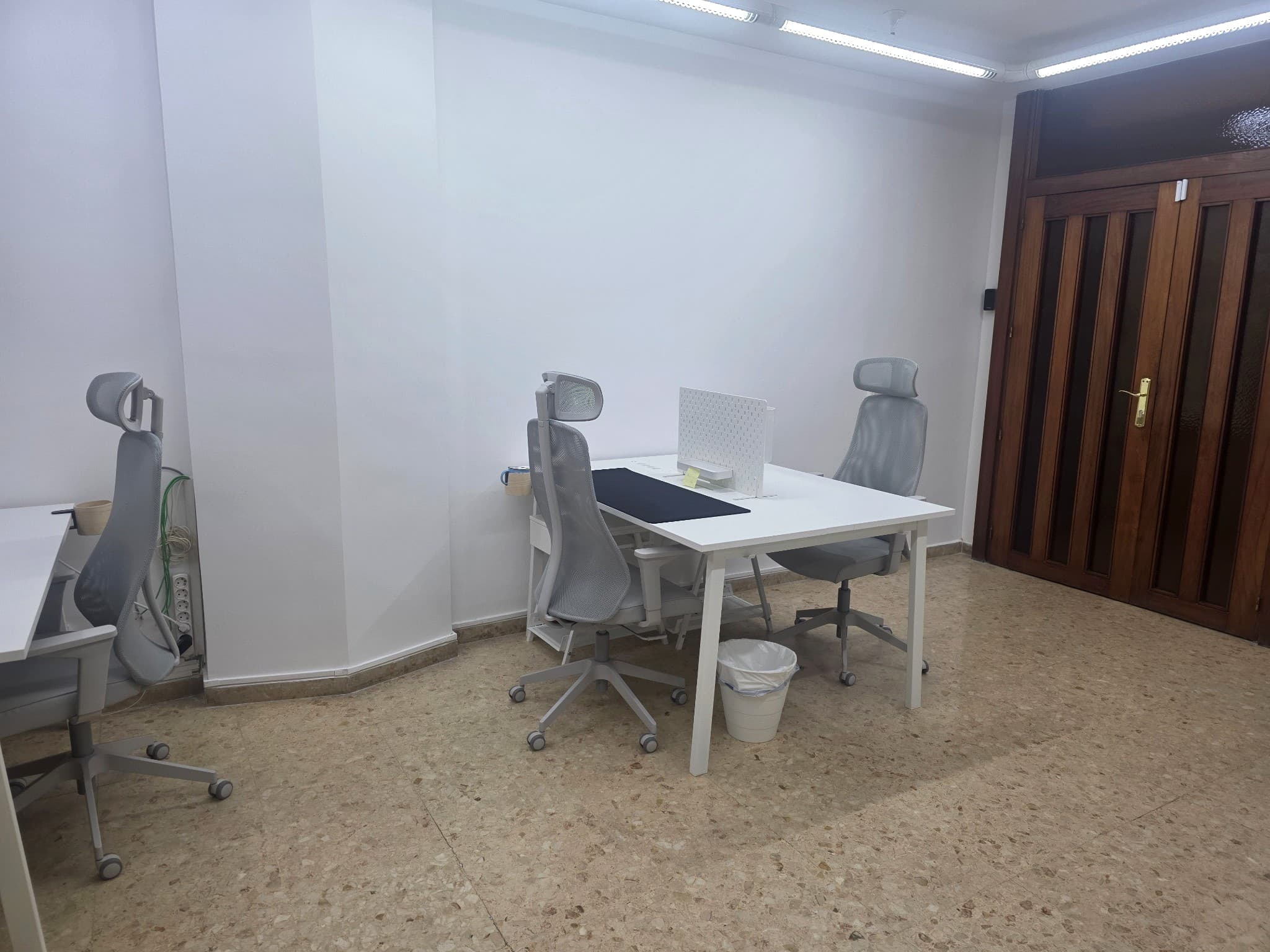 Puestos de trabajo cómodos y equipados, con mobiliario de oficina, conexión wifi y ambiente profesional.