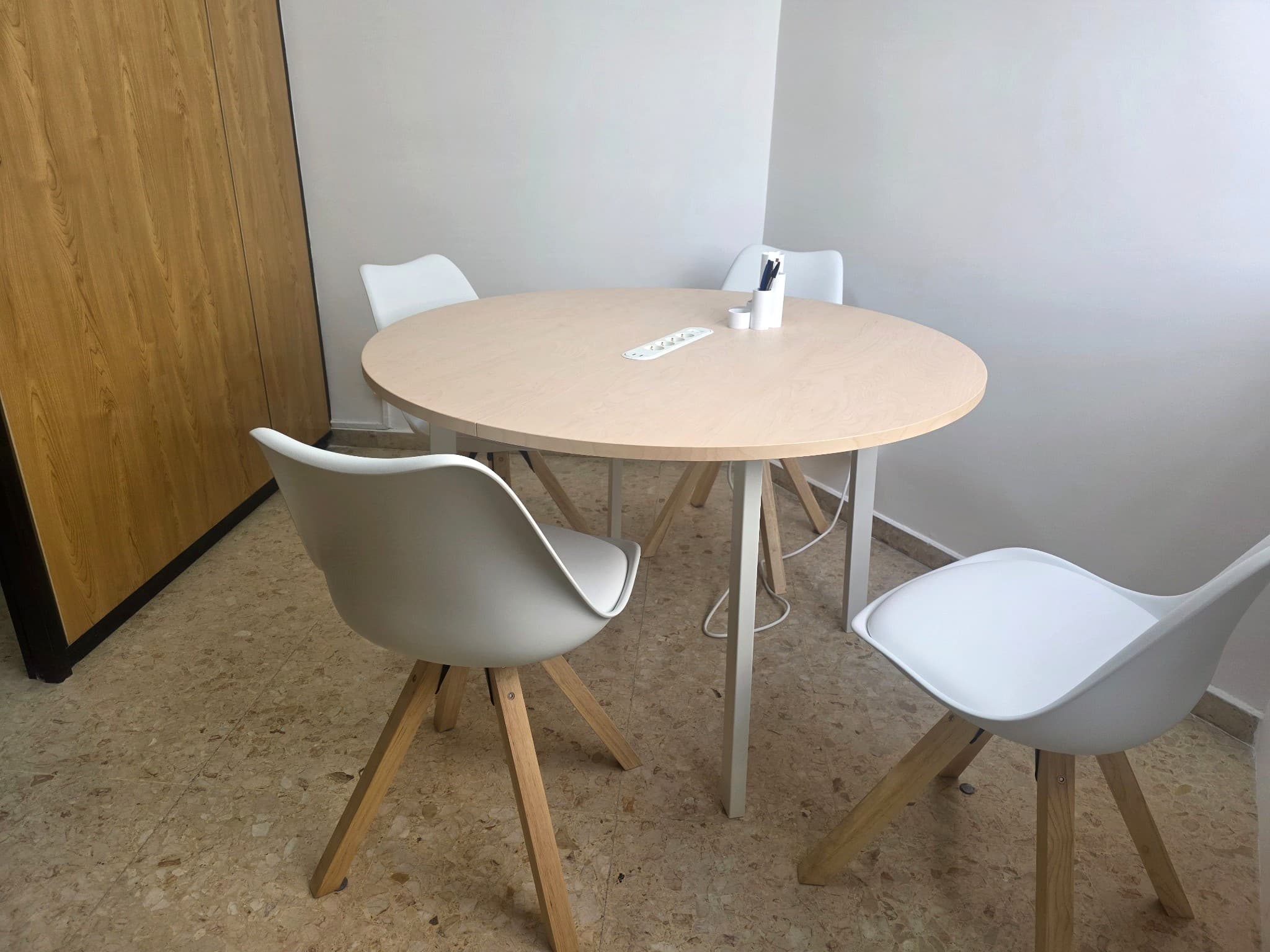 Sala de reuniones equipada para encuentros profesionales, entrevistas y atención a clientes.