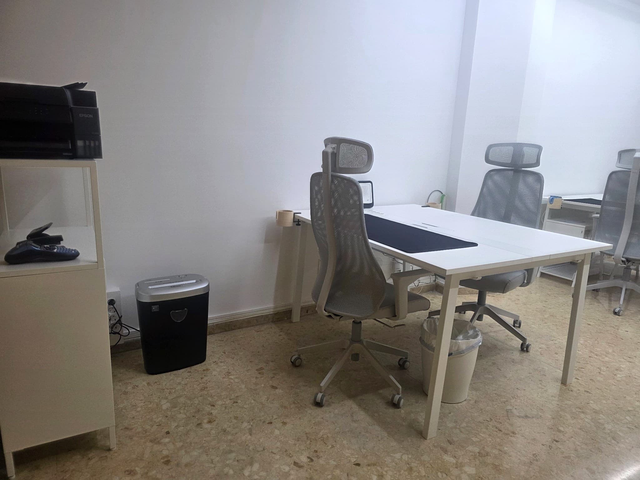 Puestos individuales totalmente amueblados, con sillas ergonómicas y espacio para trabajar cómodamente.