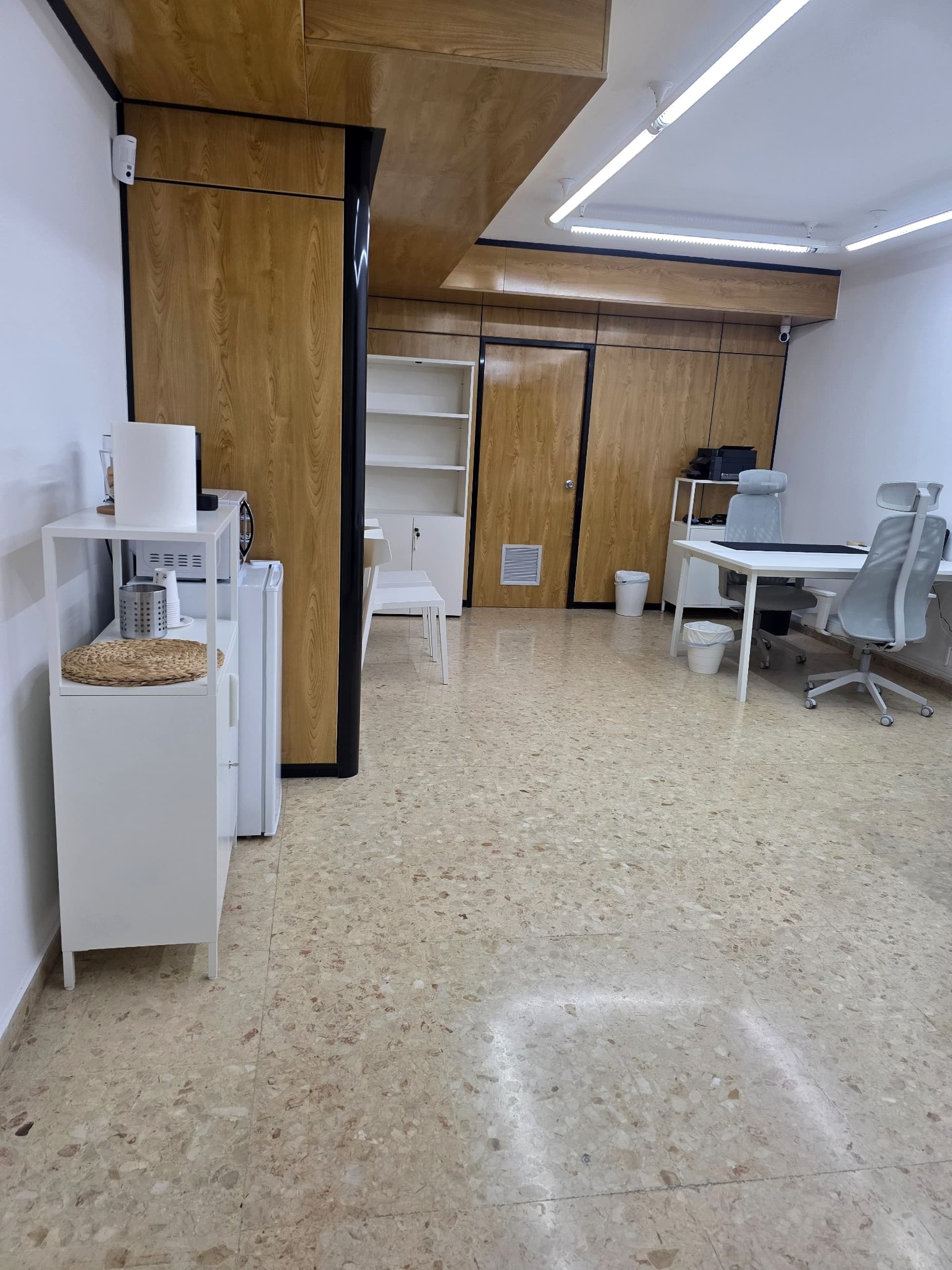 Zona de coworking funcional y tranquila, con puestos equipados y servicios comunes incluidos.