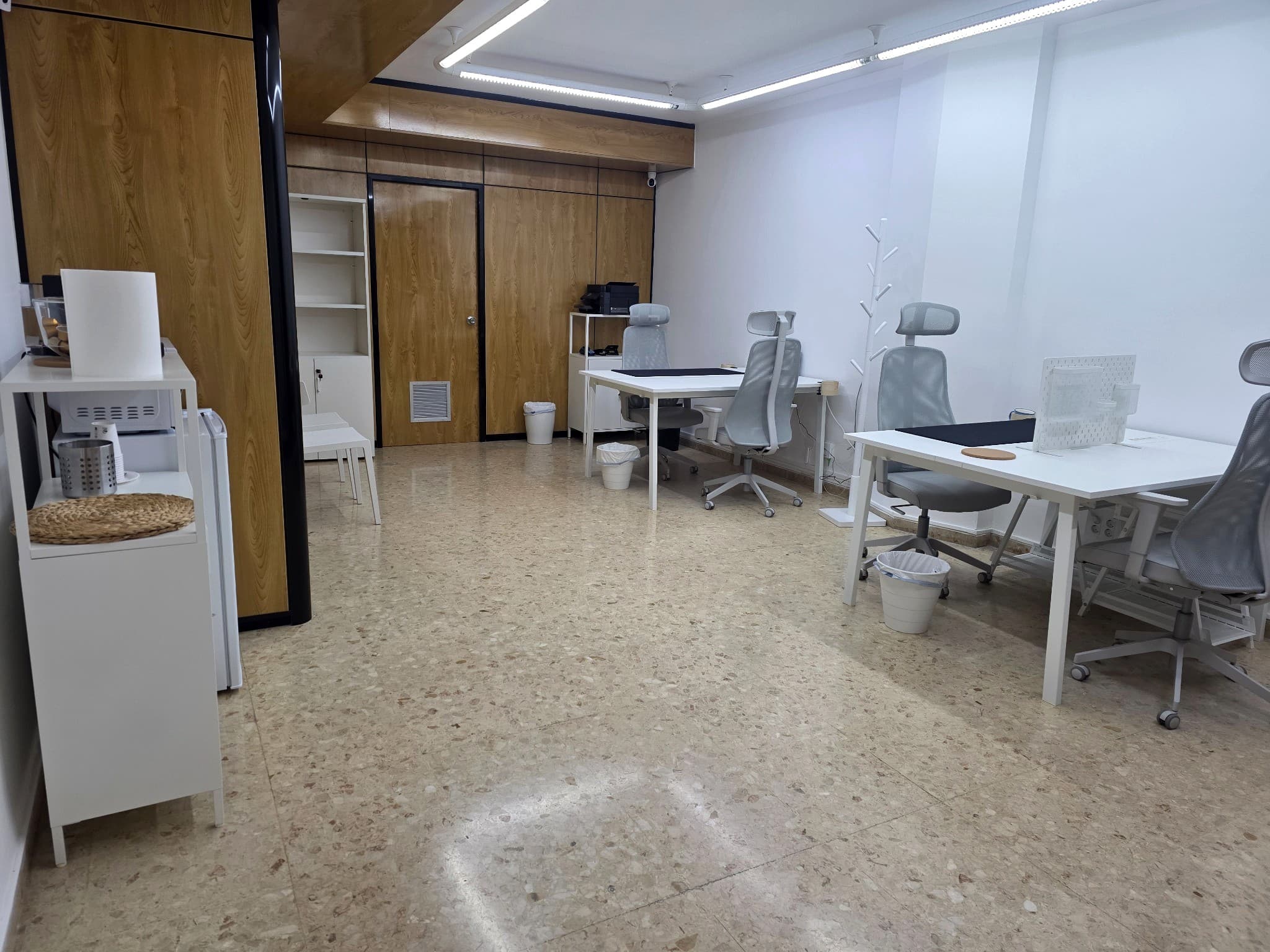 Vista general del espacio de coworking, con cuatro puestos de trabajo amplios, cómodos y bien distribuidos.