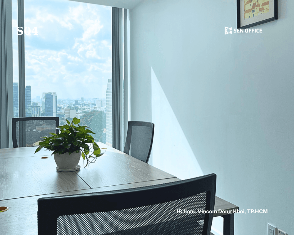 Room S04: 13.5m², 33,100,000 VND/month, 4 pax, view to Ly Tu Trong – Notre-Dame Cathedral – Diamond Plaza Room S04: 13.5m², 33,100,000 VND/month, 4 pax, view to Ly Tu Trong – Notre-Dame Cathedral – Diamond Plaza