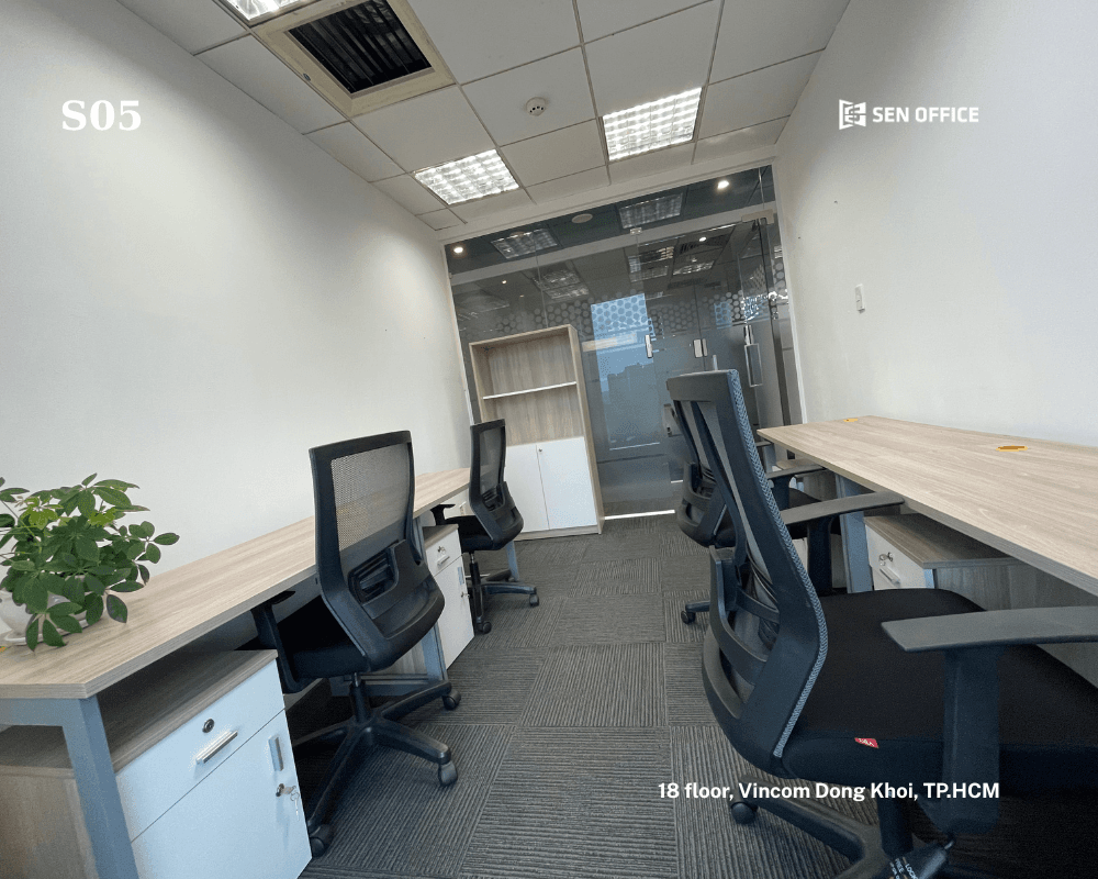 Room S05: 11.5m², 32,800,000 VND/month, 4 pax, view to Hai Ba Trung – Notre-Dame Cathedral Room S05: 11.5m², 32,800,000 VND/month, 4 pax, view to Hai Ba Trung – Notre-Dame Cathedral