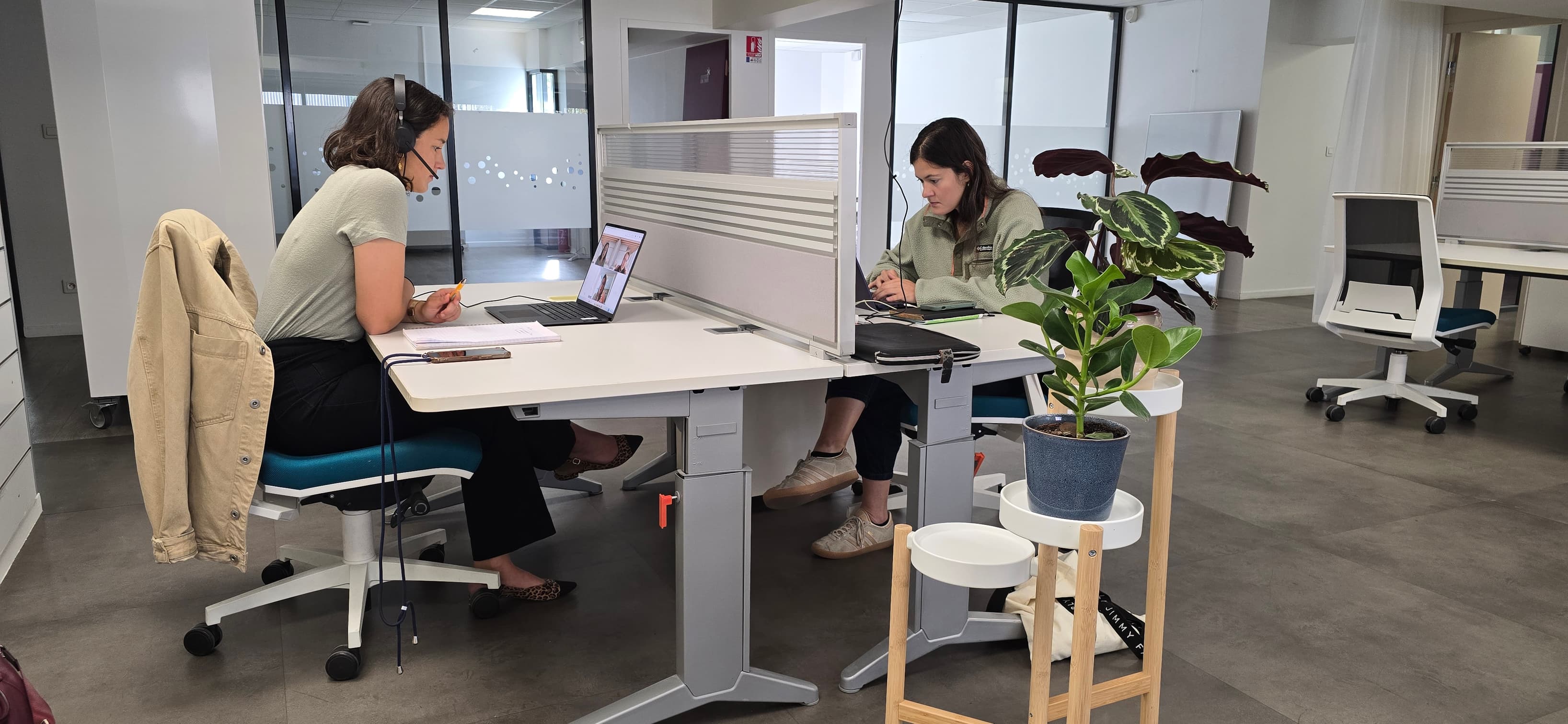 Espace de coworking en activité, offrant un cadre calme et professionnel, propice à la concentration et aux échanges. Espace de coworking en activité, offrant un cadre calme et professionnel, propice à la concentration et aux échanges.