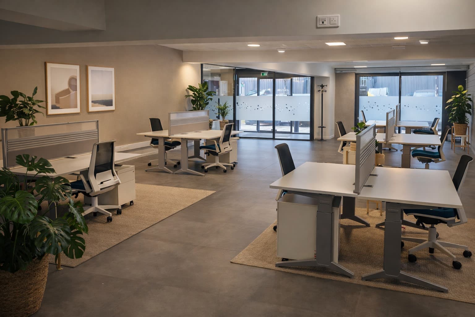 Open space lumineux avec postes de travail espacés, offrant confort, calme et conditions idéales pour travailler efficacement Open space lumineux avec postes de travail espacés, offrant confort, calme et conditions idéales pour travailler efficacement