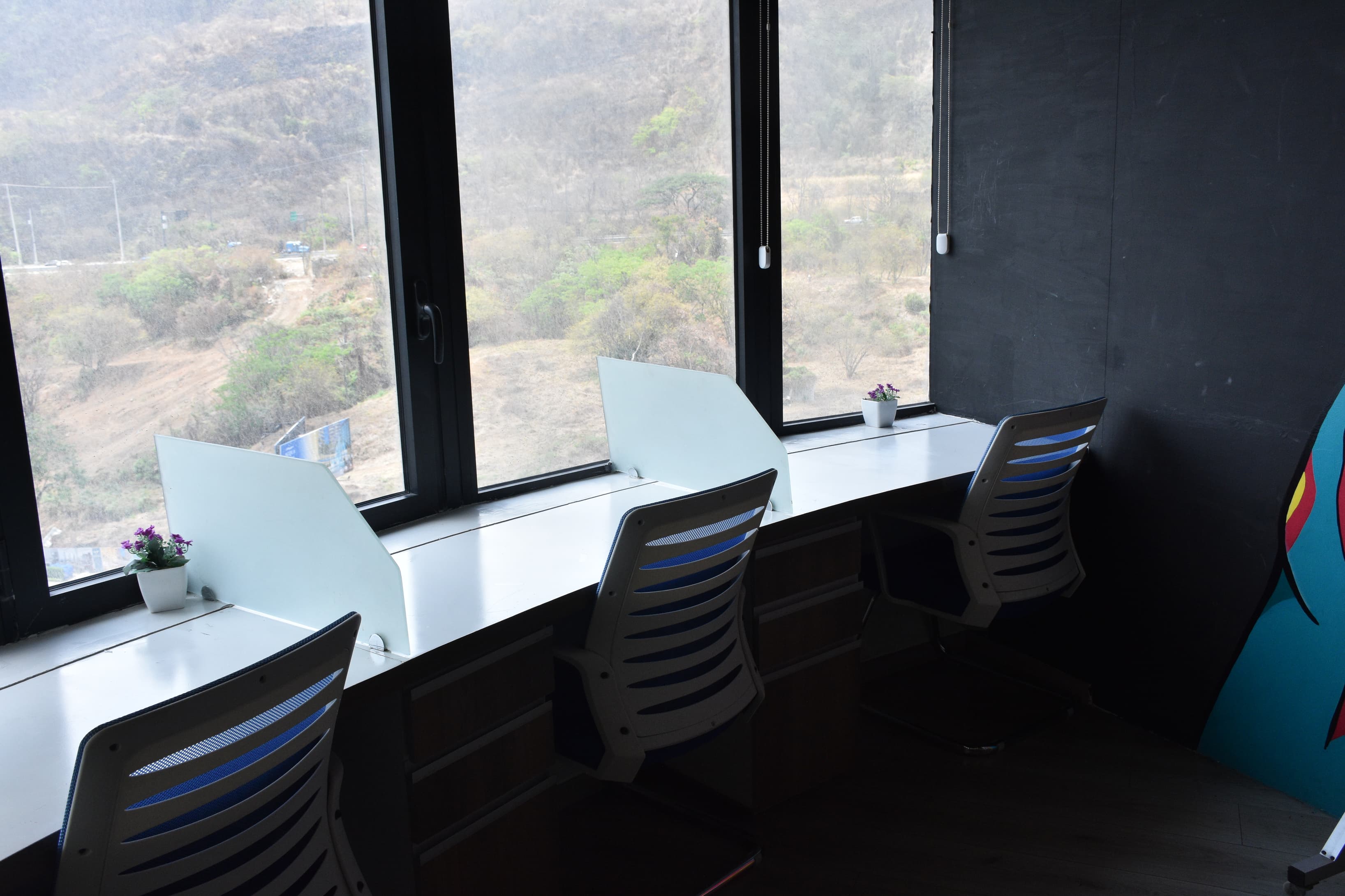 Escritorio personal en un entorno profesional y flexible.