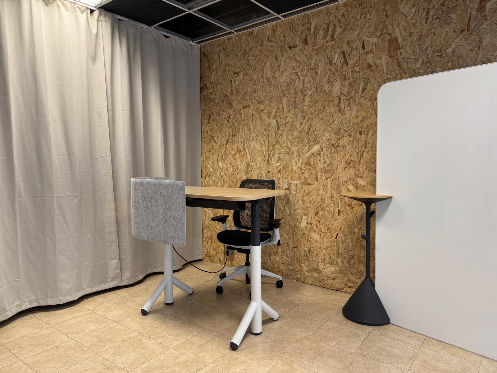 Height adjustable desk
