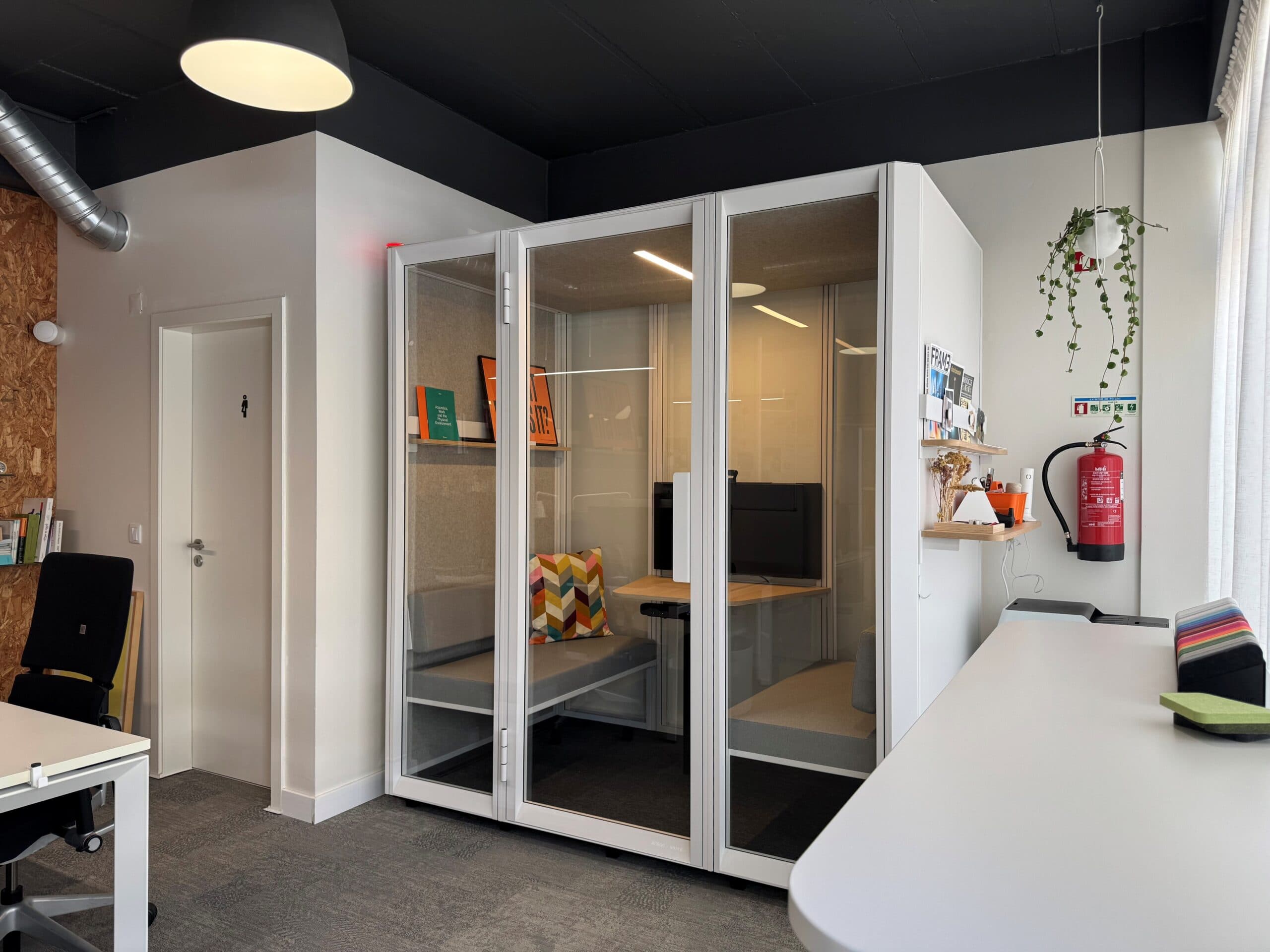 Acoustic phonebooth