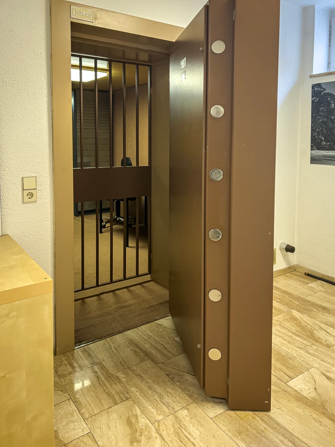 Tresorraum mit Schließfächern 