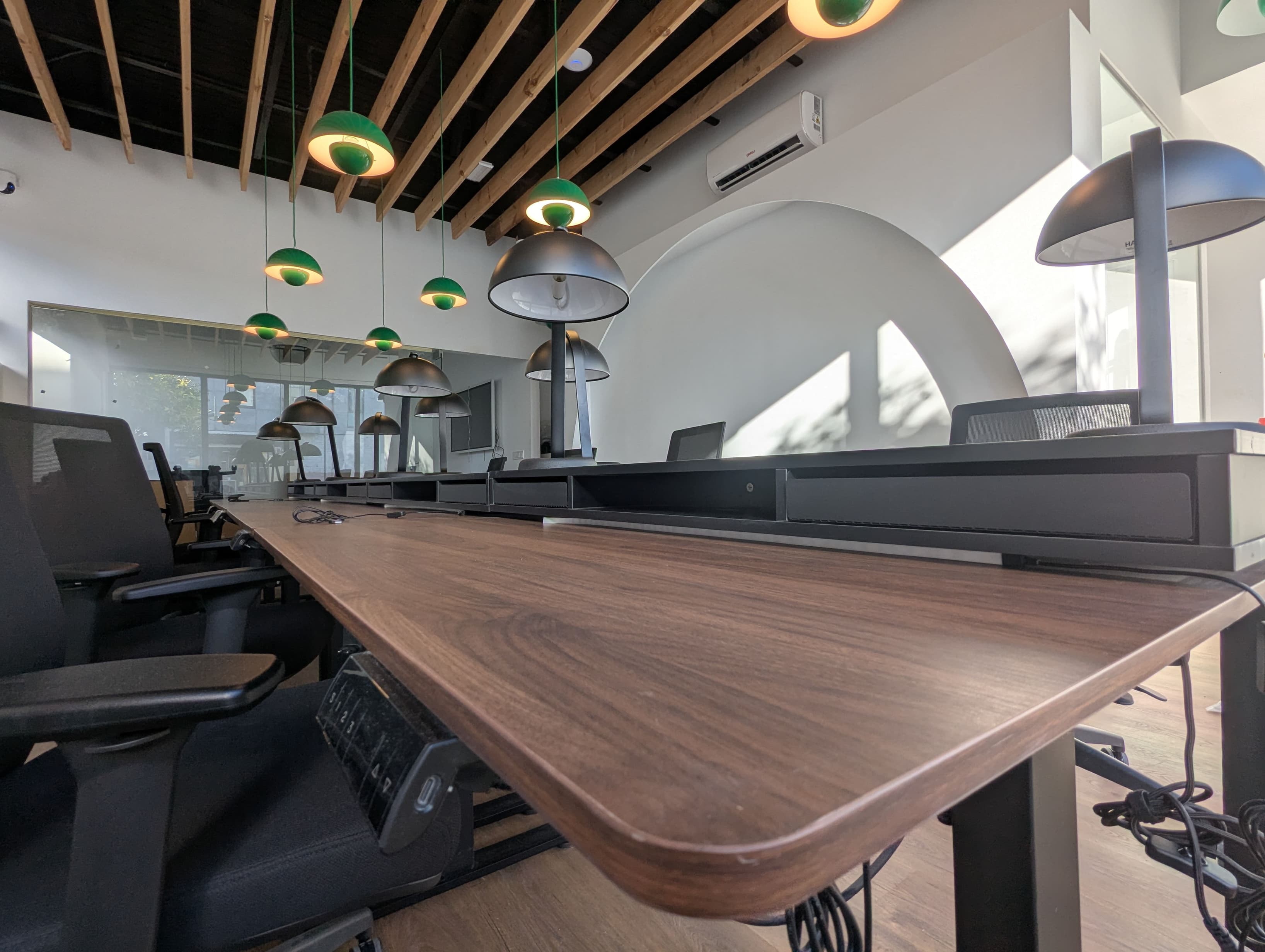 Motorized standing desks with table lamp Motorized standing desks with table lamp