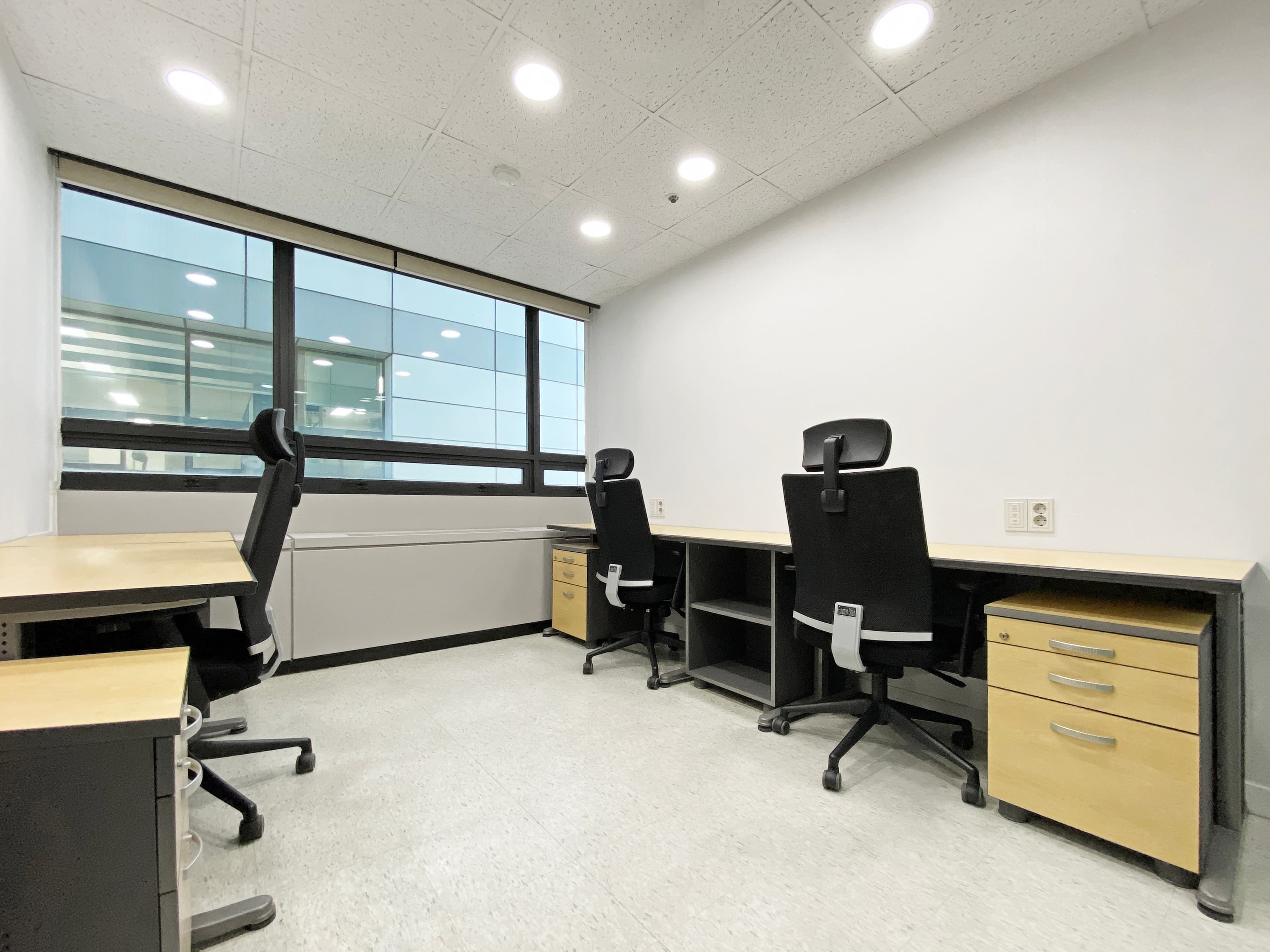 Private office 3 desks window side