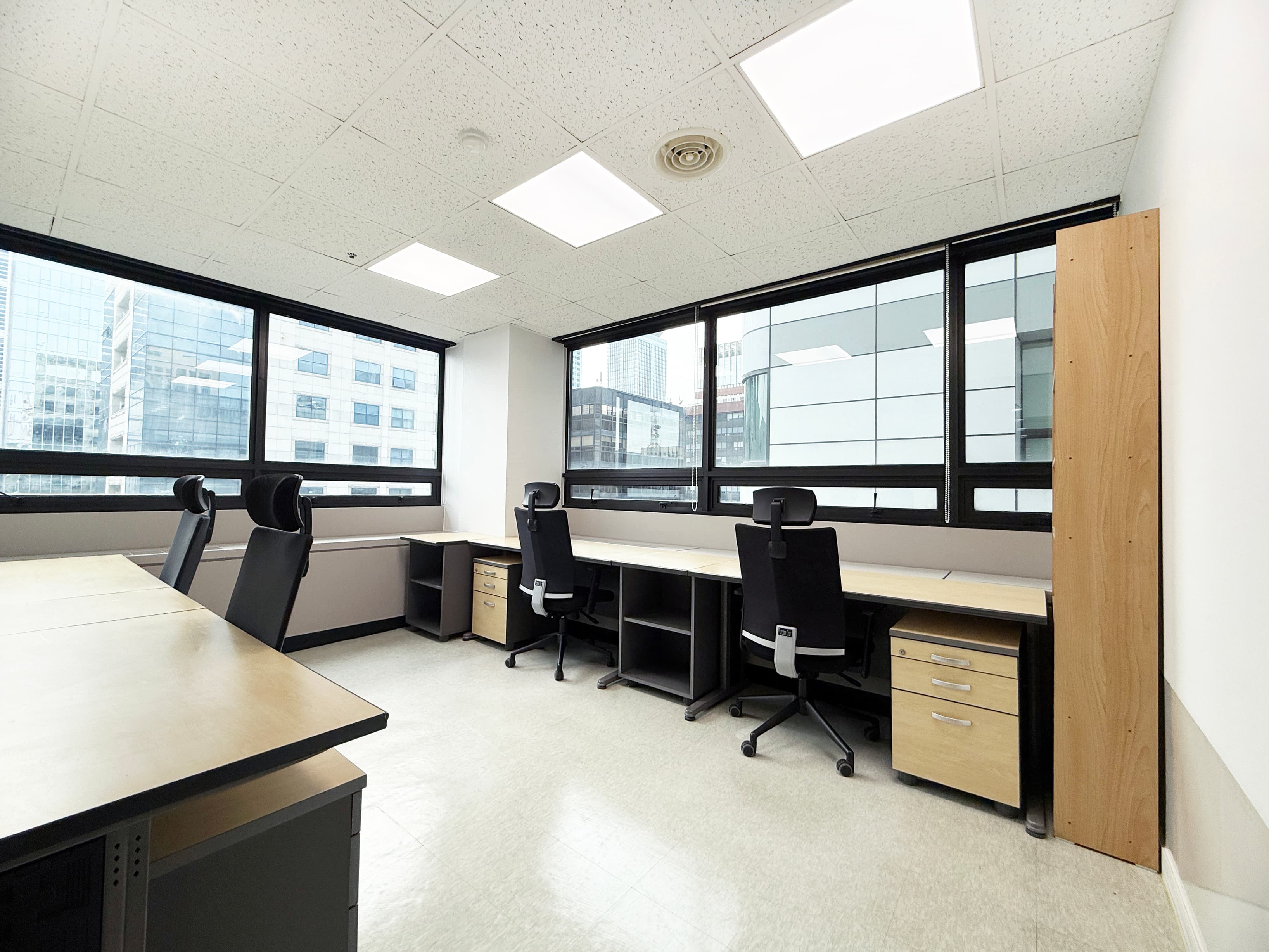 Private office 4~5 desks window side