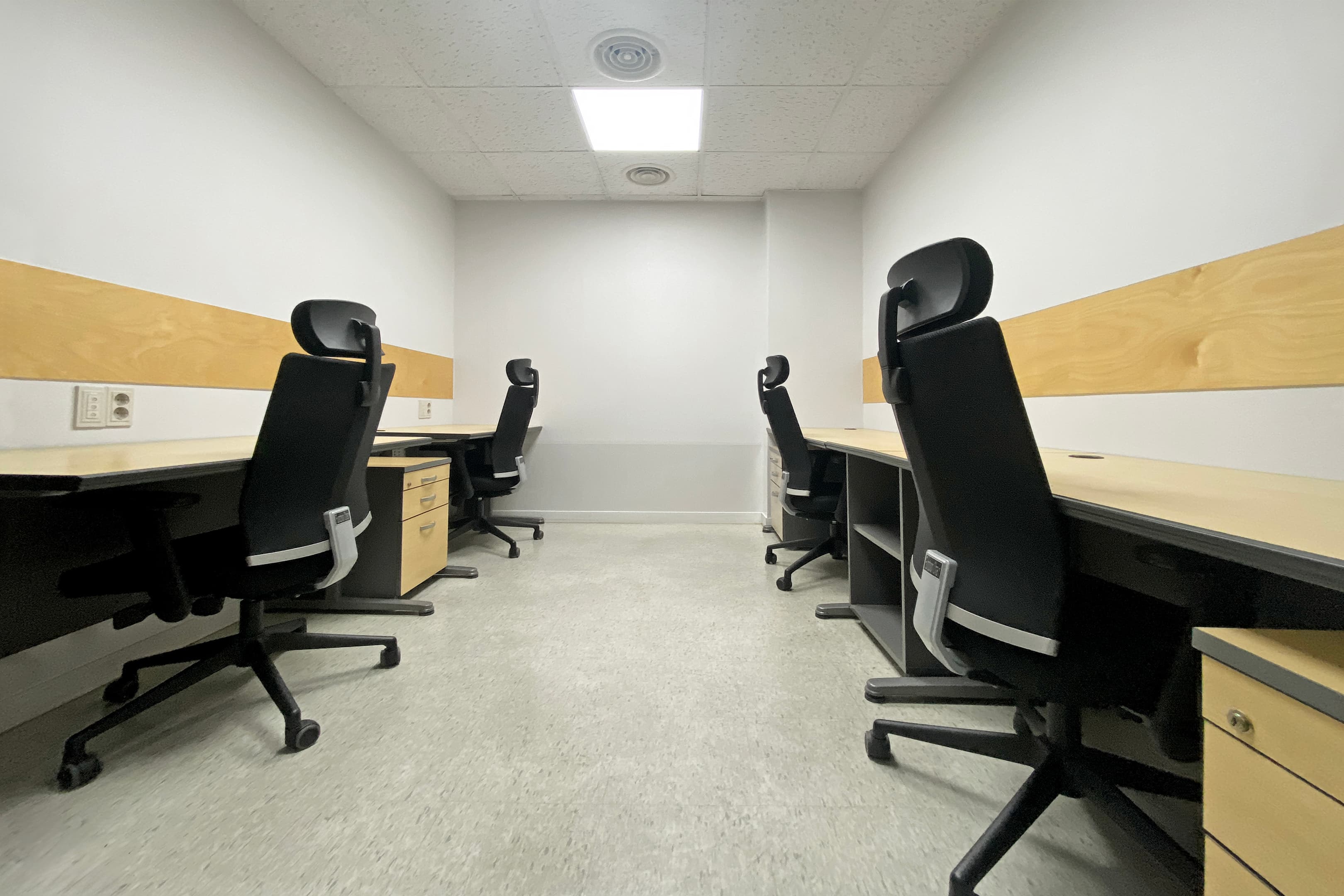 Private office 4 desks inside