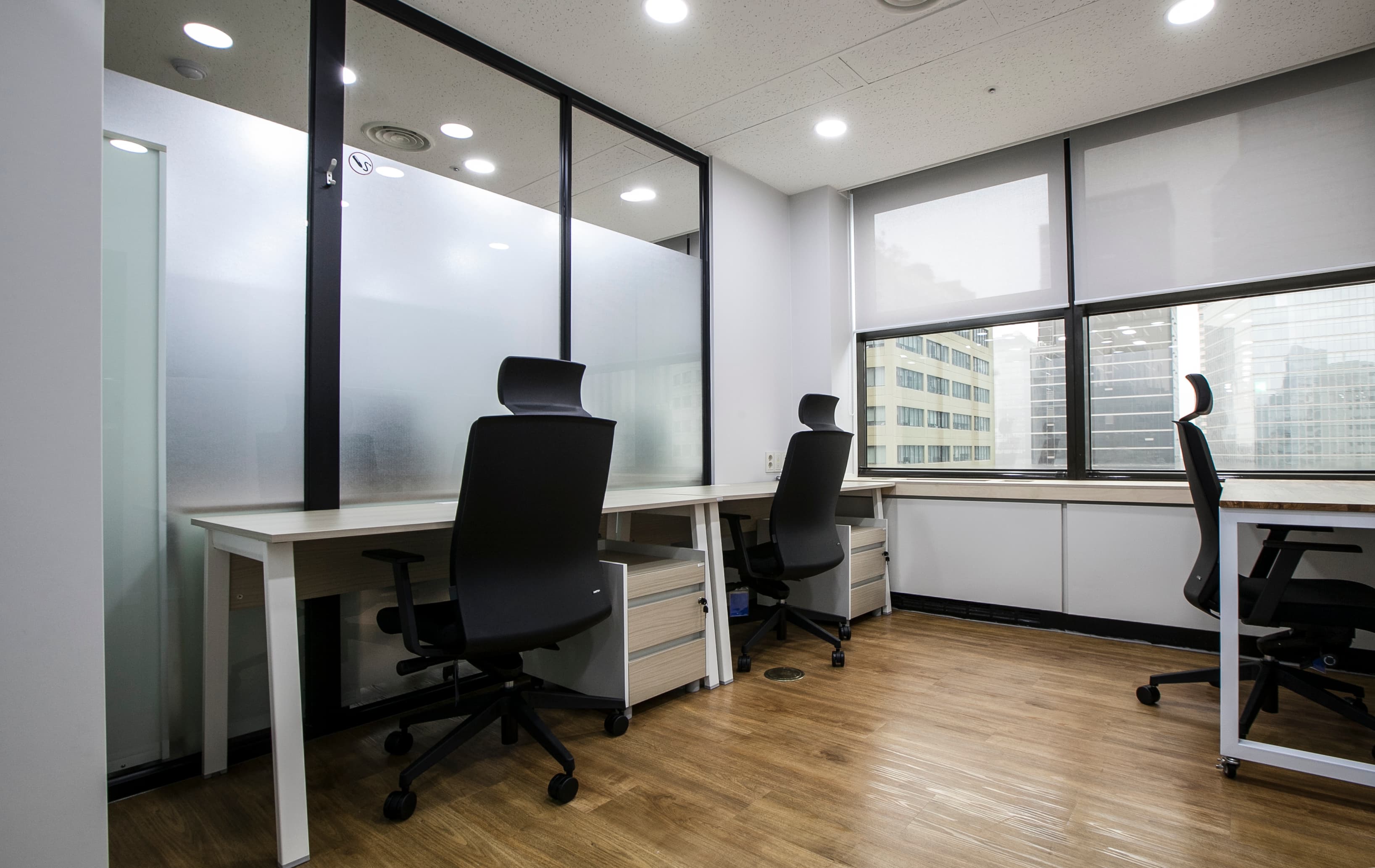 Private office 3 desks window side