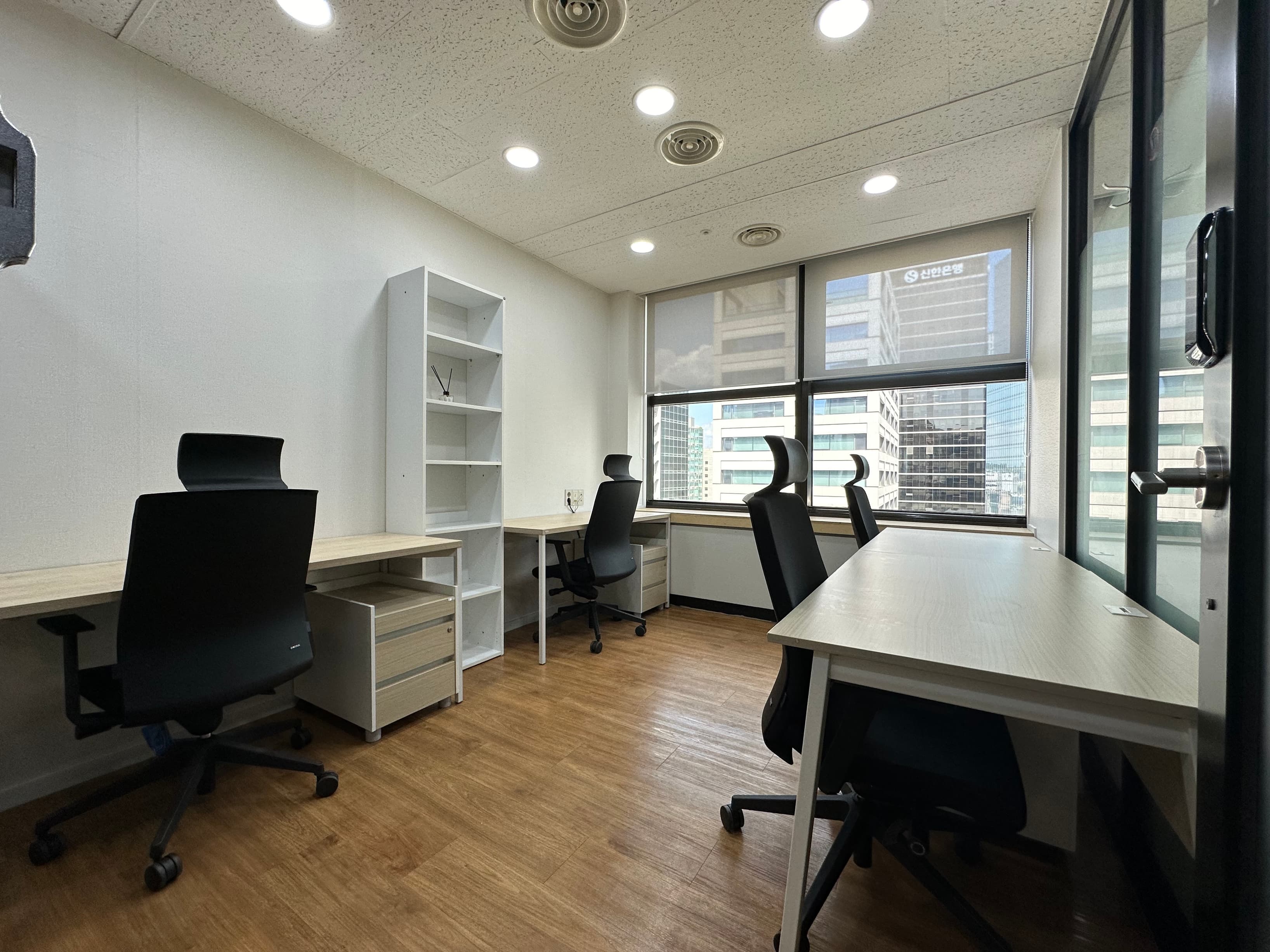 Private office for 3~4people Private office for 3~4people