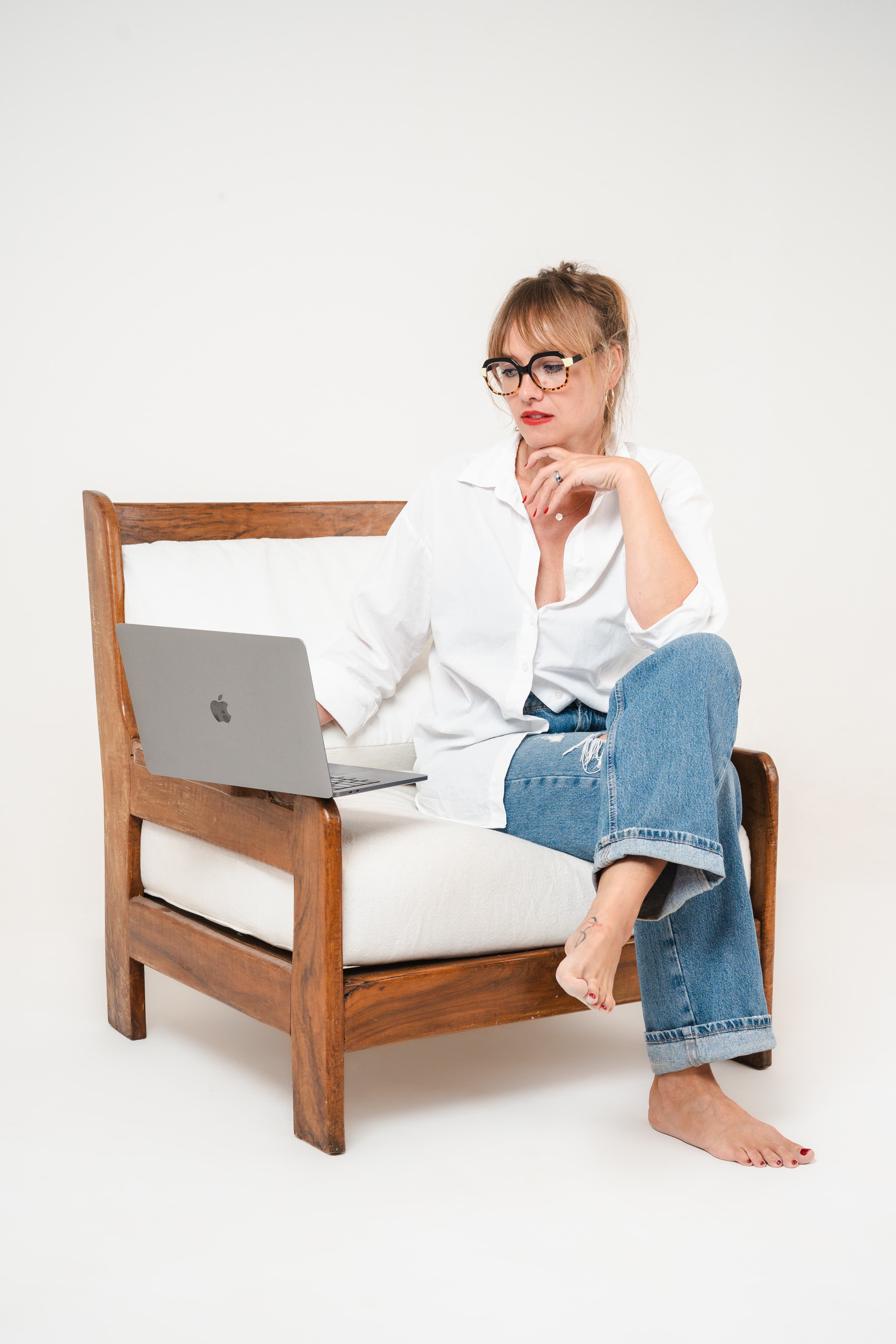 Not every productive moment needs a desk, a comfortable lounge chair at Amsiln Studio where members work relaxed.