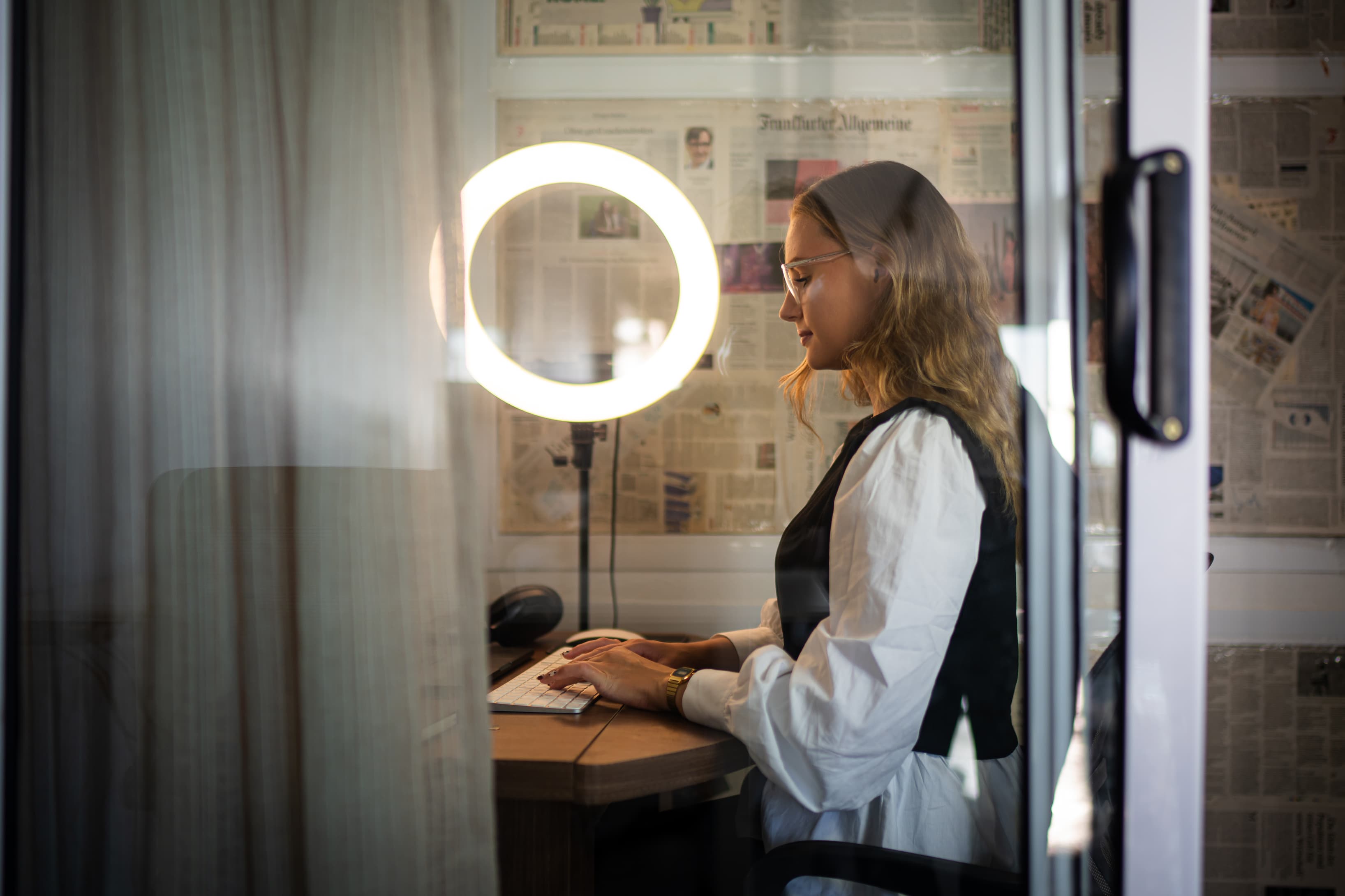 Private phone booth at Amsiln Studio with ring light, for calls, content creation, or focused work without interruptions.
