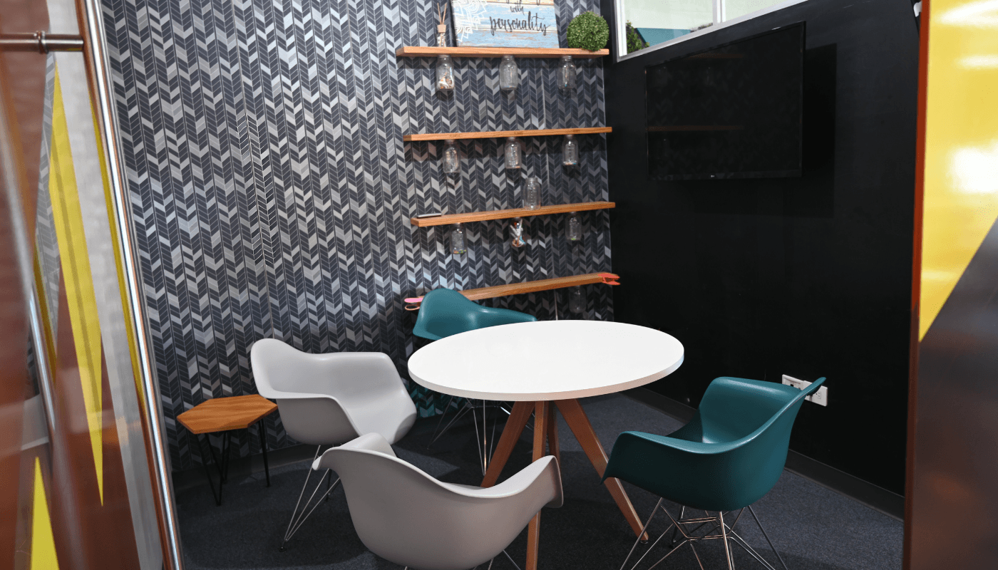 Disfruta de un espacio privado, cómodo y equipado para enfocarte, ser productivo y crecer profesionalmente sin distracciones. Disfruta de un espacio privado, cómodo y equipado para enfocarte, ser productivo y crecer profesionalmente sin distracciones.