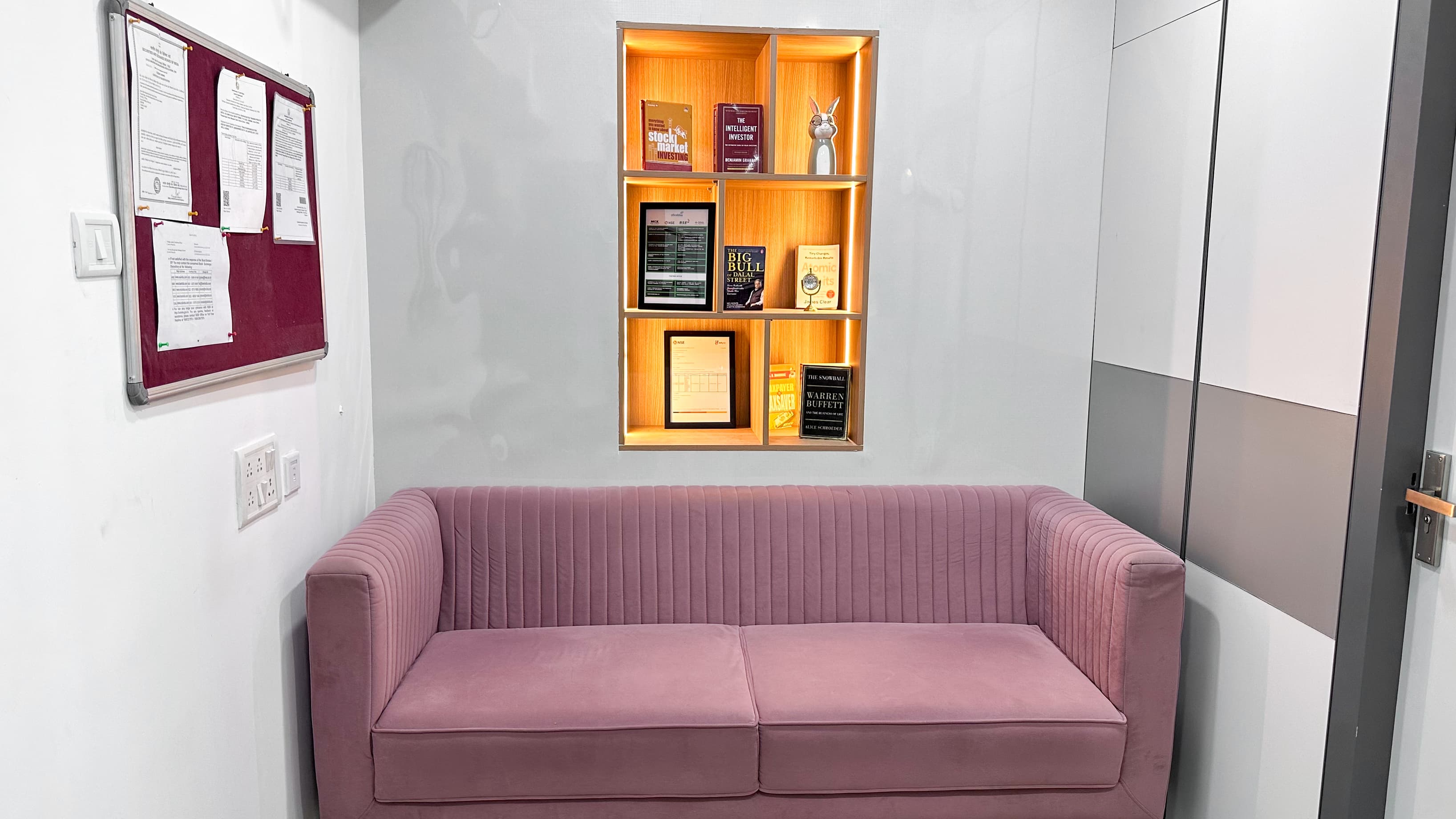 A comfortable break area where members can relax, recharge, and have informal conversations. The space offers a calm environm