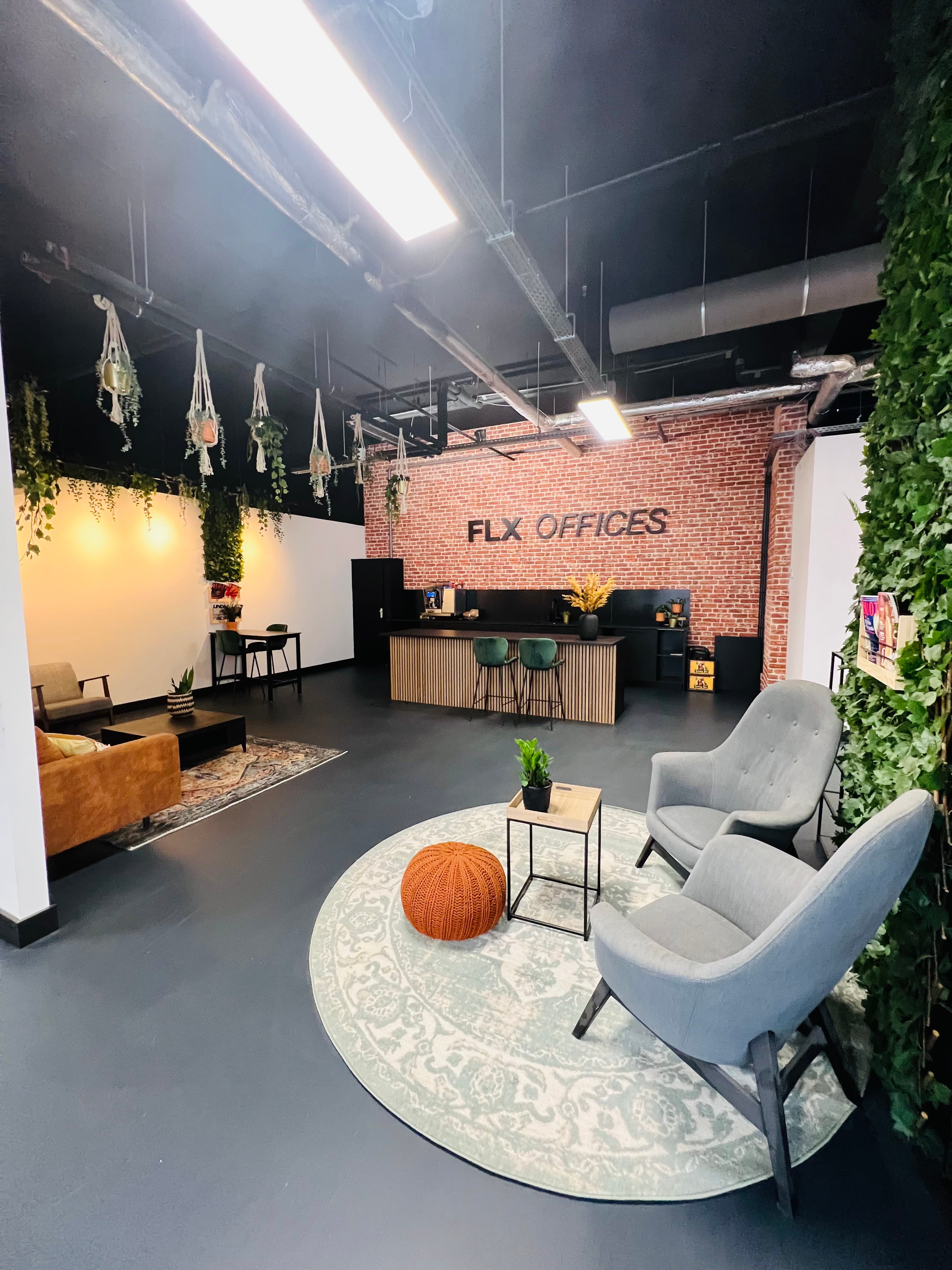 Kitchen & Lounge area