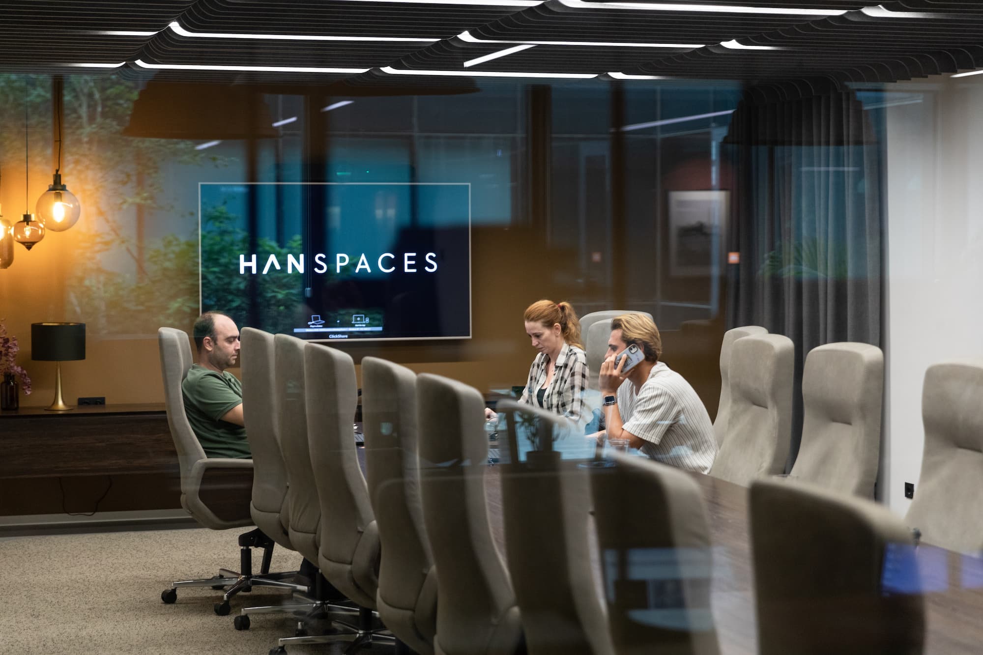 Boost communication and teamwork in HAN’s comfy, high-tech meeting rooms—designed for a seamless and productive experience. Boost communication and teamwork in HAN’s comfy, high-tech meeting rooms—designed for a seamless and productive experience.