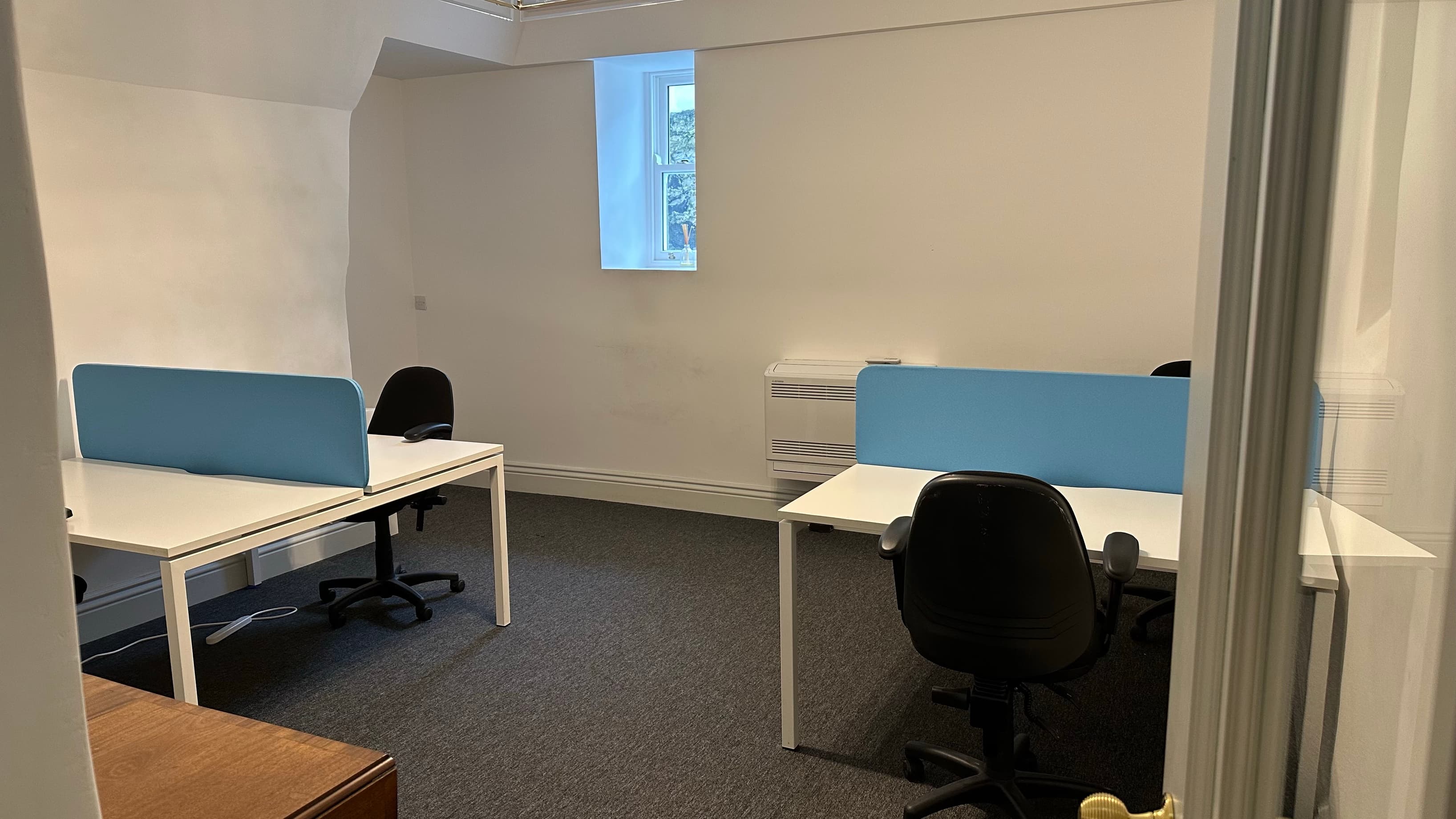 Features four workstations.