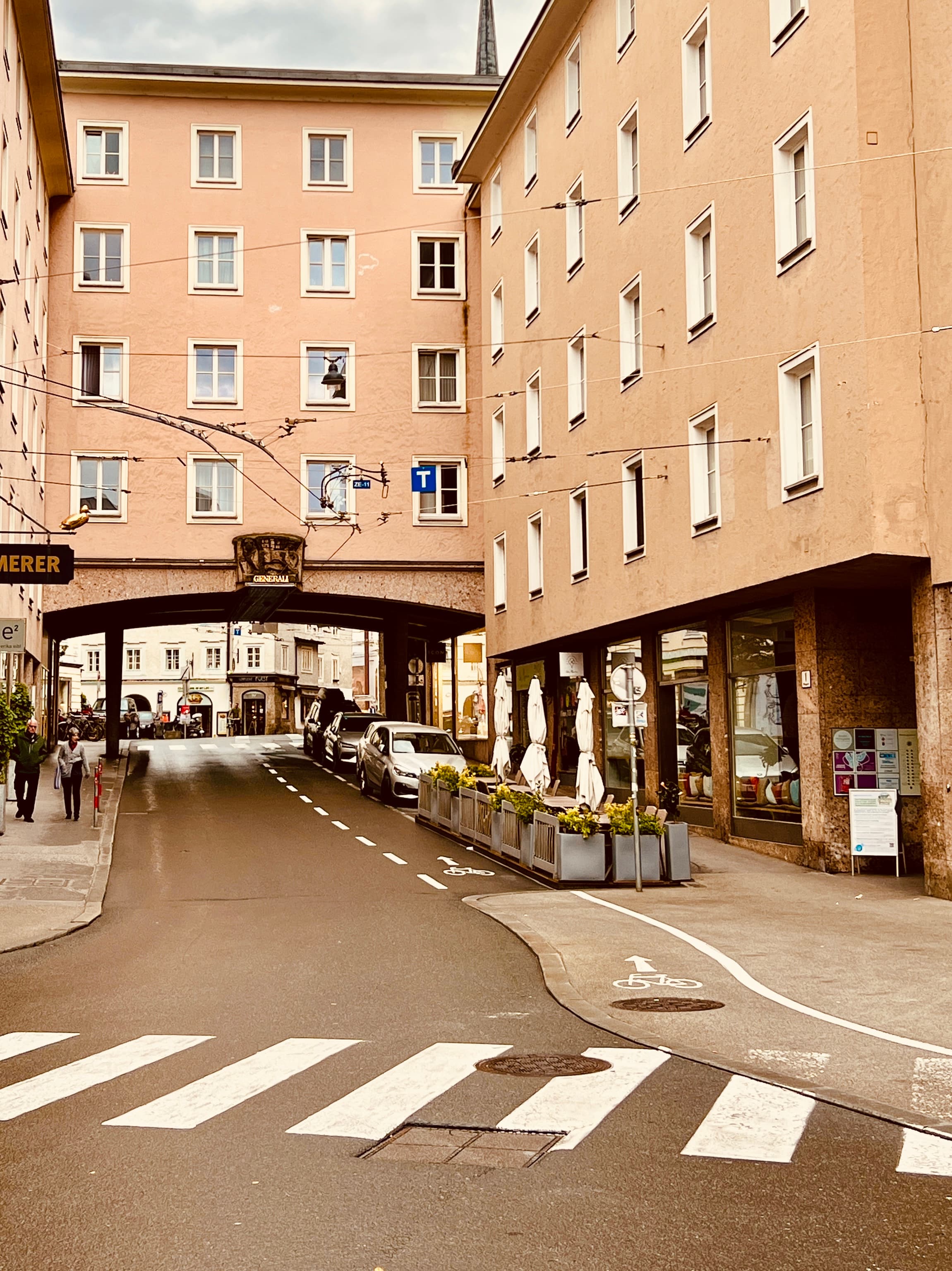 Restaurants, Coffee, Bakery, Ice cream, etc. - in the same building 