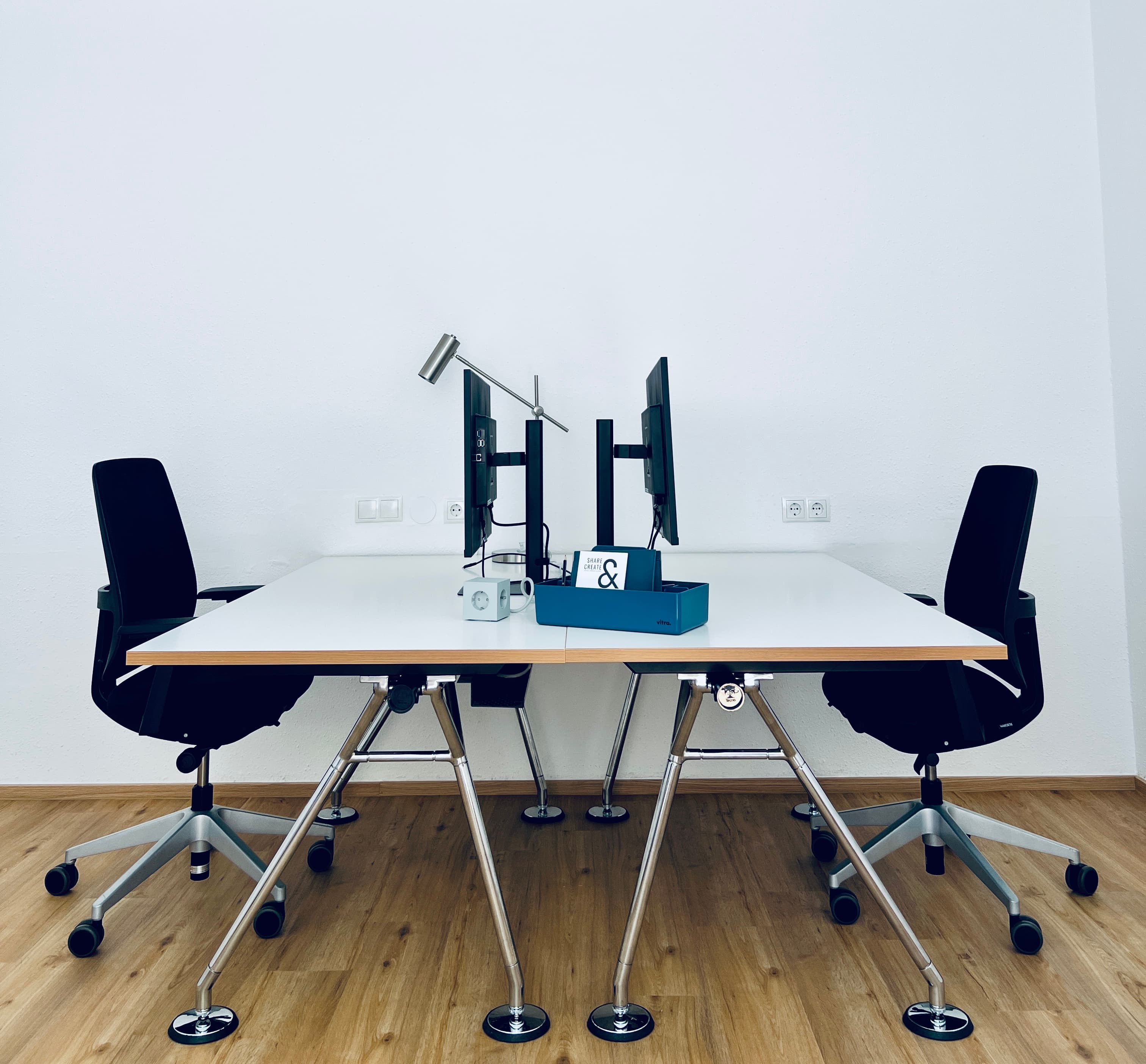 160*80 Desks | Designer Norman Foster | Tecno Nomos | 32 Inch Screen