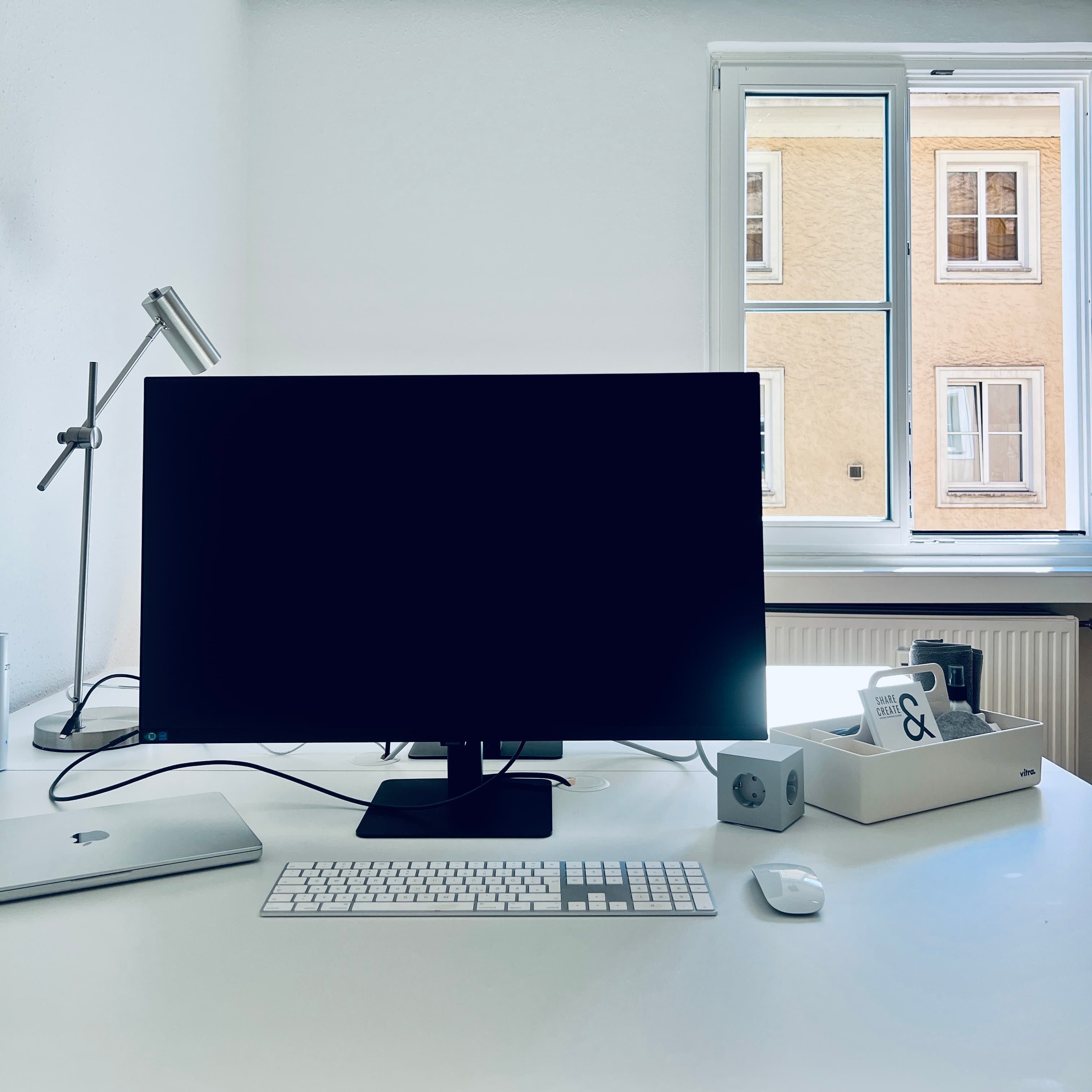 160*80 Desks | Designer Norman Foster | Tecno Nomos | 32 Inch Screen