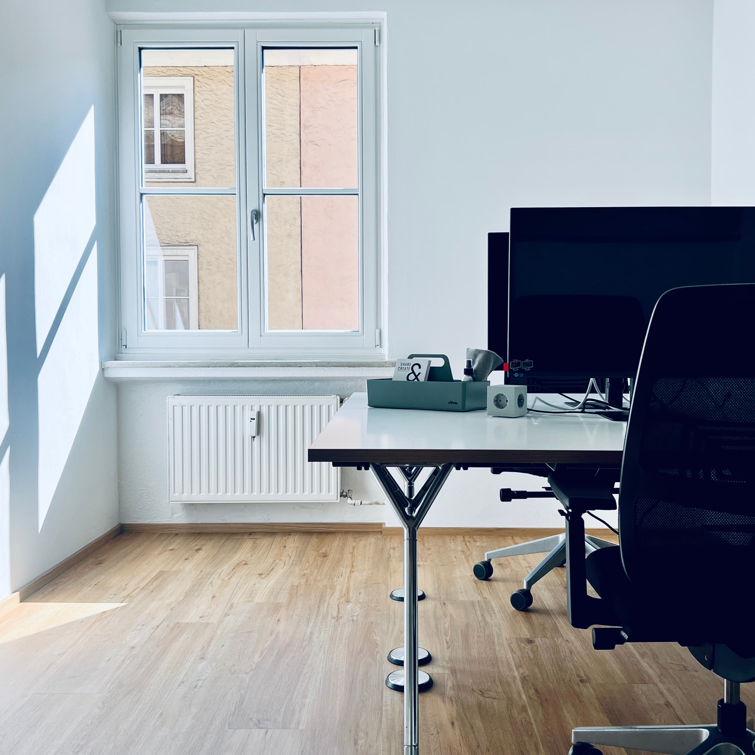 160*80 Desks | Designer Norman Foster | Tecno Nomos | 32 Inch Screen 