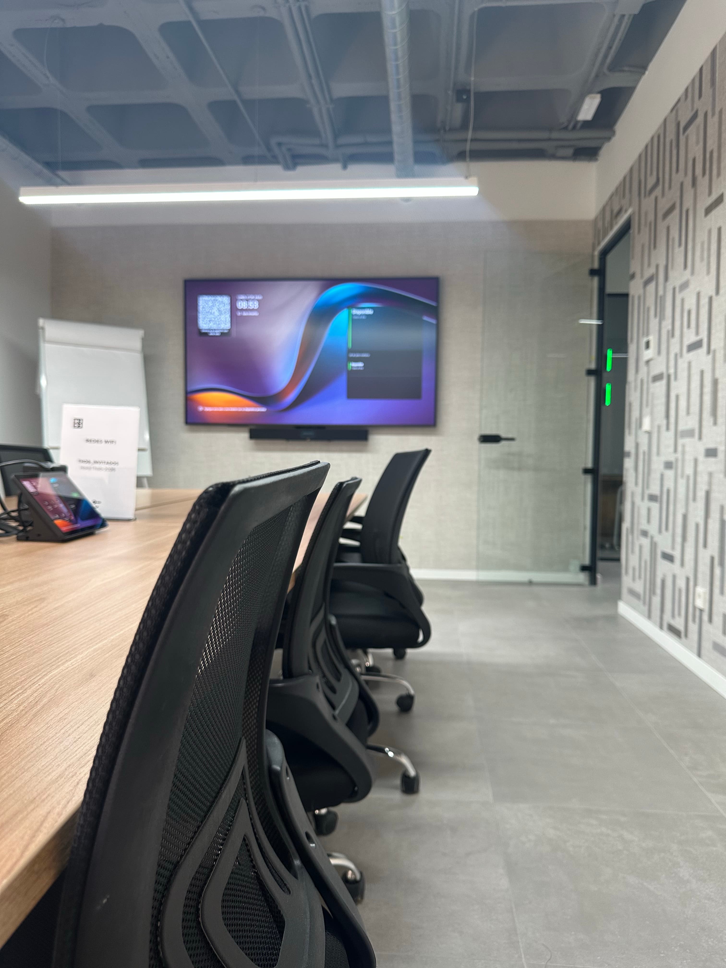 Sala de reuniones con capacidad para 10 personas, insonorizada para mayor intimidad. Equipada con la ultima tecnología Sala de reuniones con capacidad para 10 personas, insonorizada para mayor intimidad. Equipada con la ultima tecnología