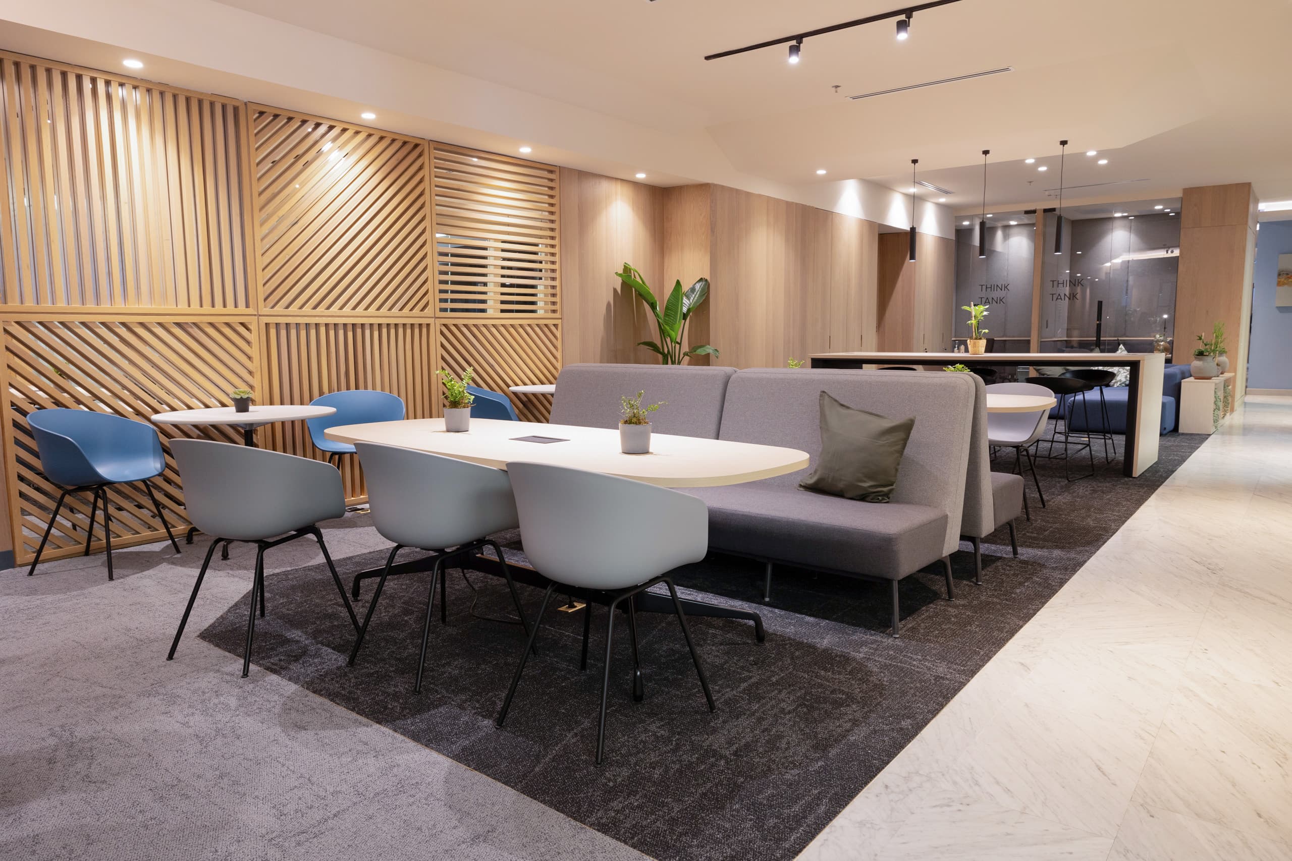 It offers spectacular views of two of the city's most iconic monuments: Diana the Huntress and the Angel of Independence.