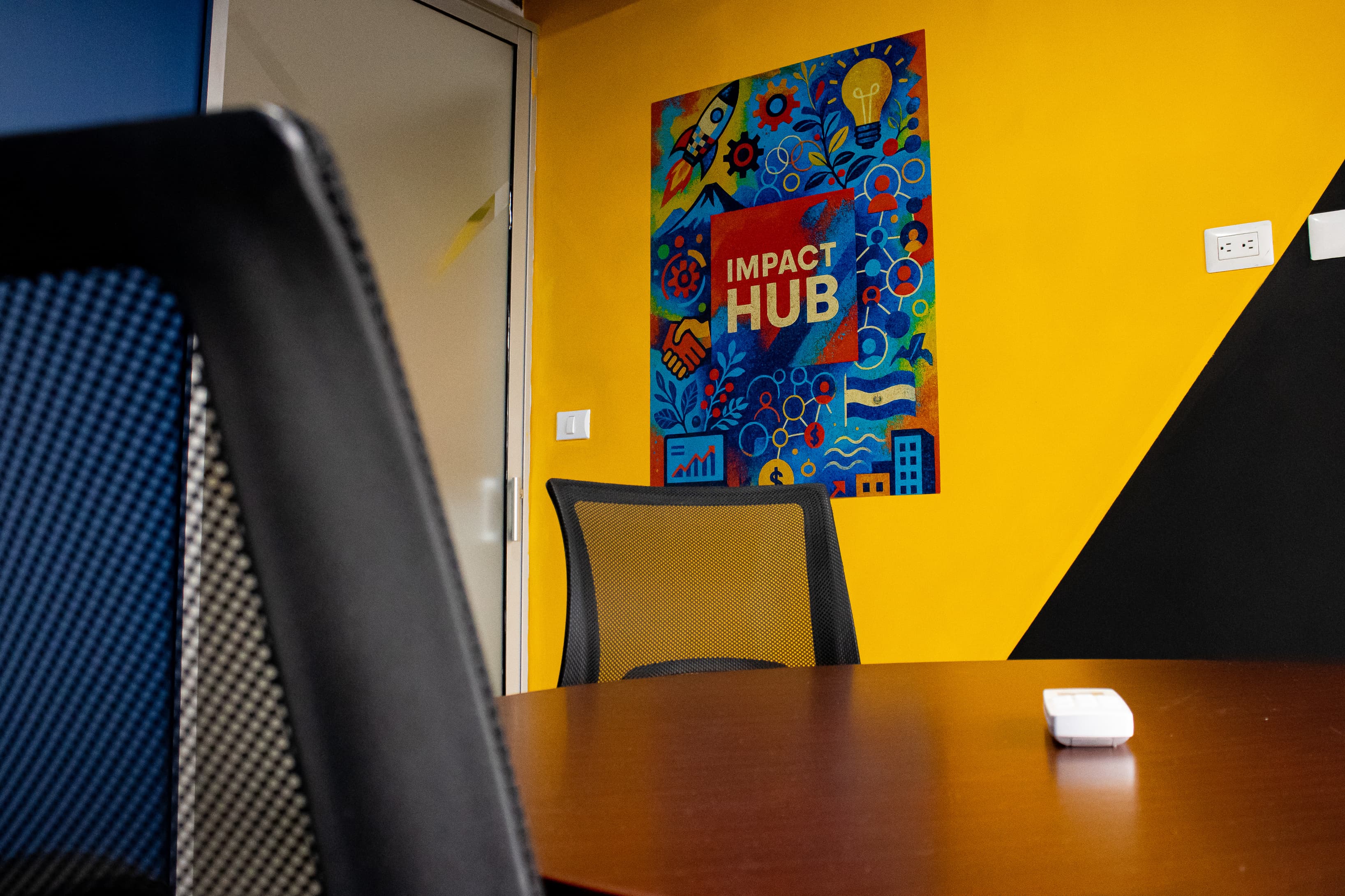 Sala de reunión para 4 personas Sala de reunión para 4 personas